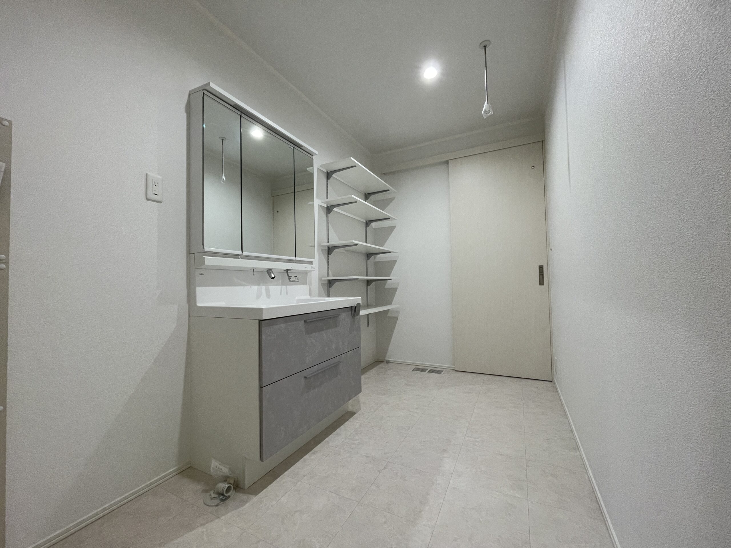 脱衣所に収納棚があり室内干しができる仕様となっています