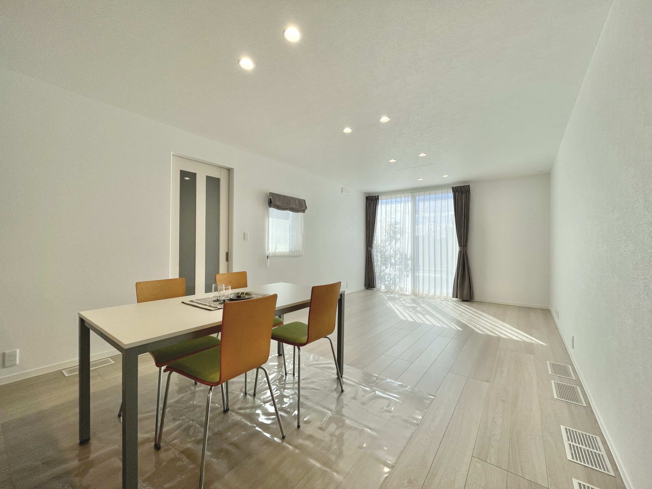 リビングには南側に開口があり、お庭にも出られます！