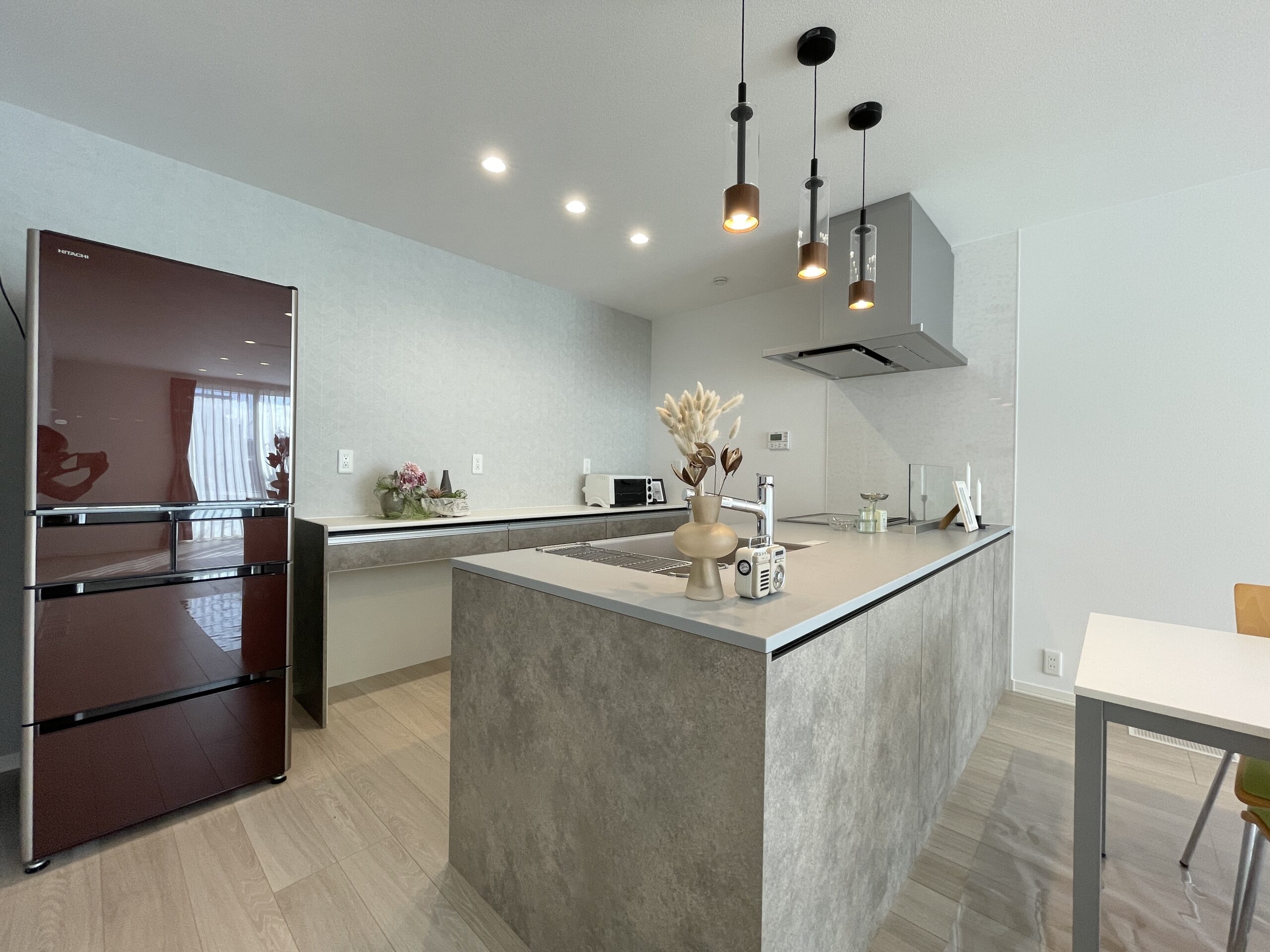 キッチンの前面には収納扉があり小物が収納できます