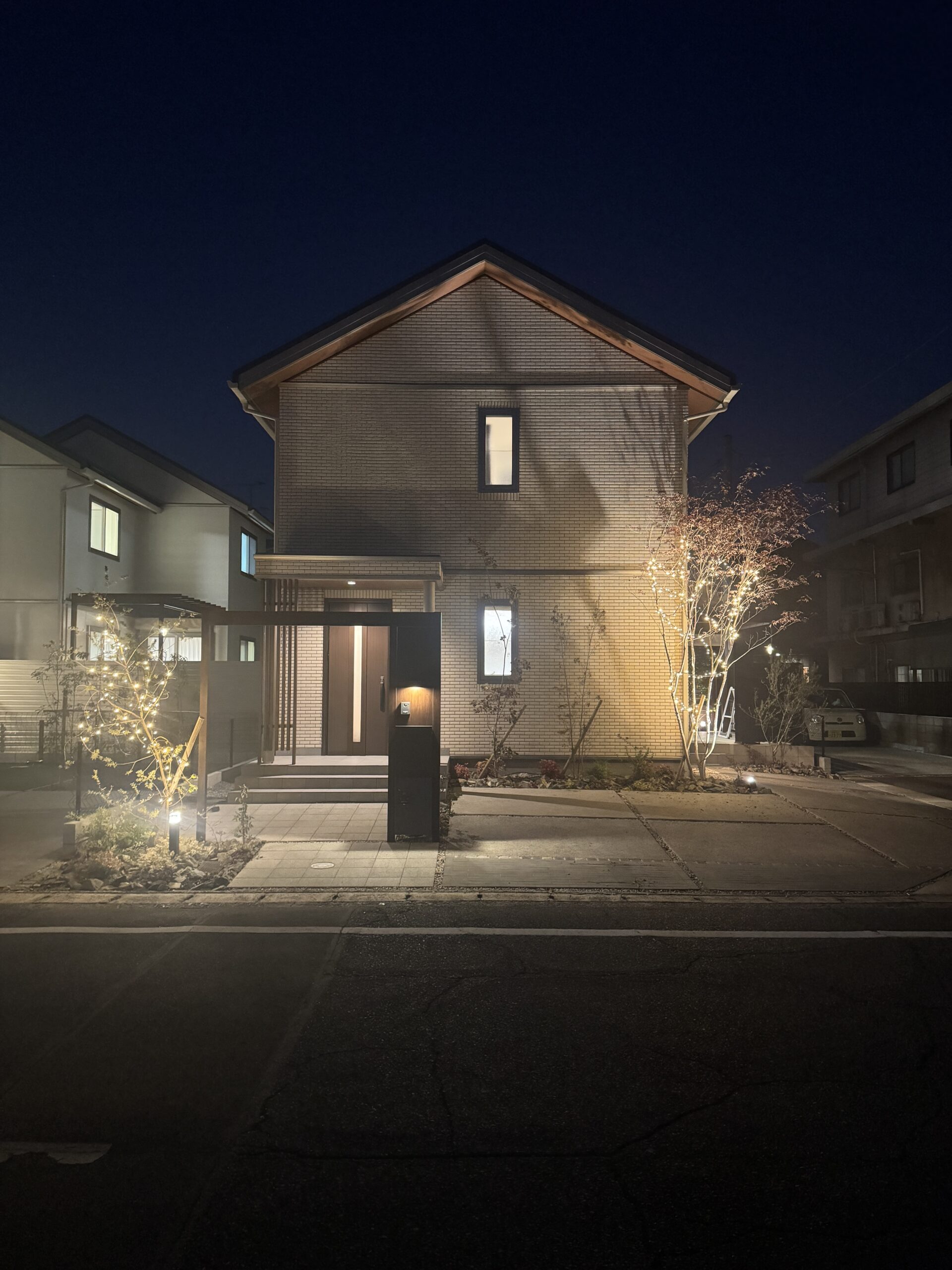夜はライトアップされて明るくて安心の街並みです。
