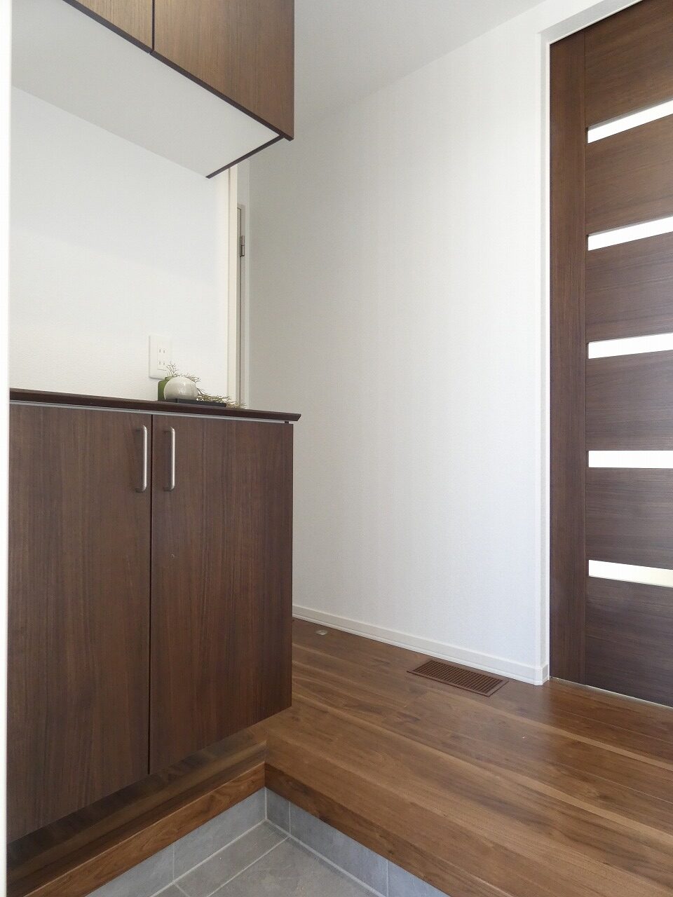 小物や写真を飾れる玄関収納（2025.11撮影）