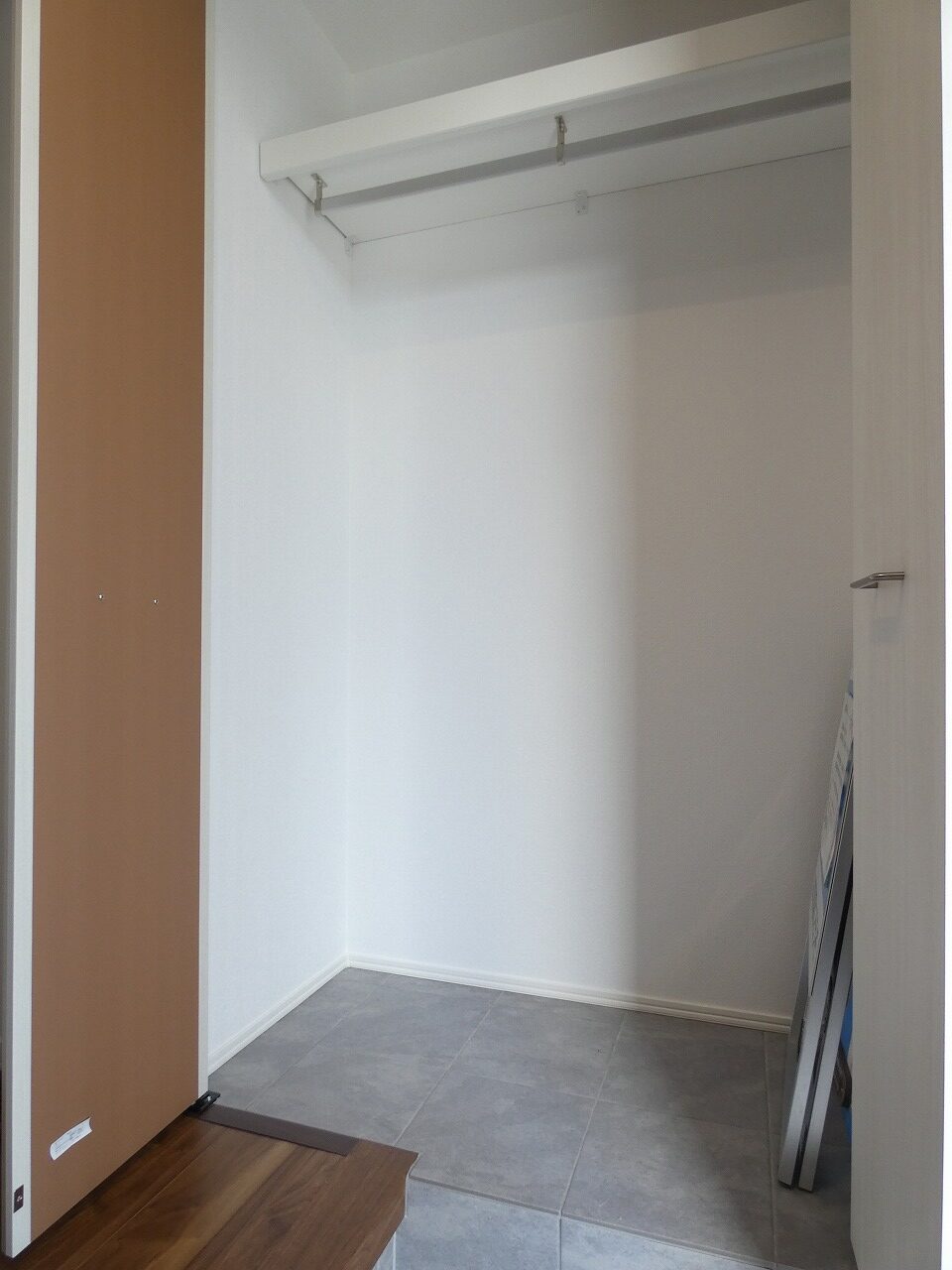 外出時に必要なものを一か所に収納可能（2025.11撮影）