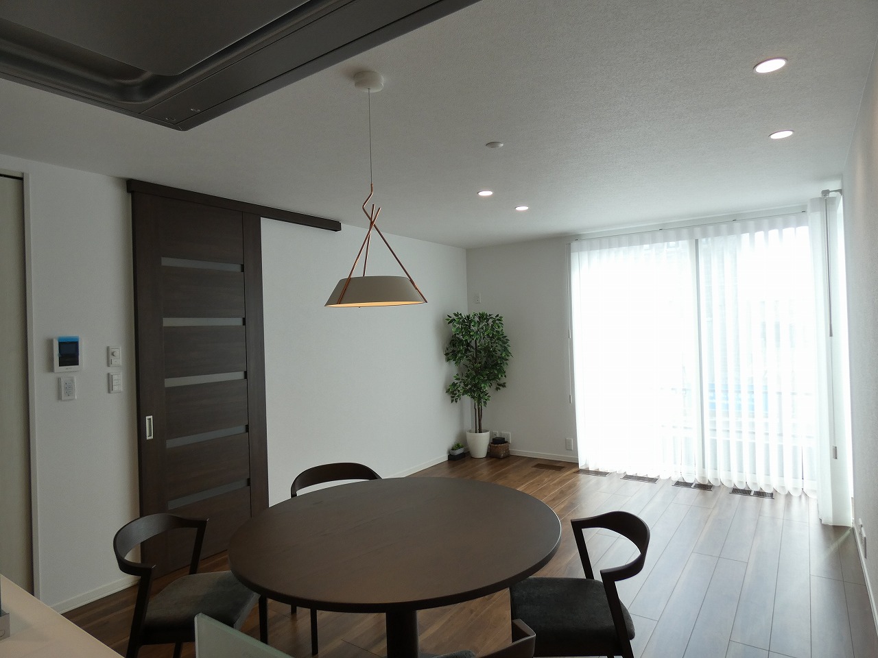 コーナー開口で明るいリビング（2025.11撮影）