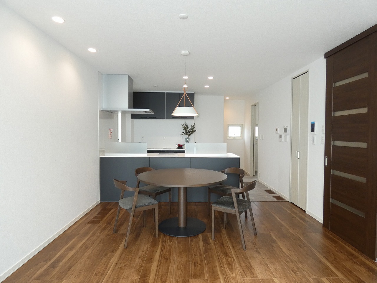 丸テーブルは家族の会話がはずみます（2025.11撮影）