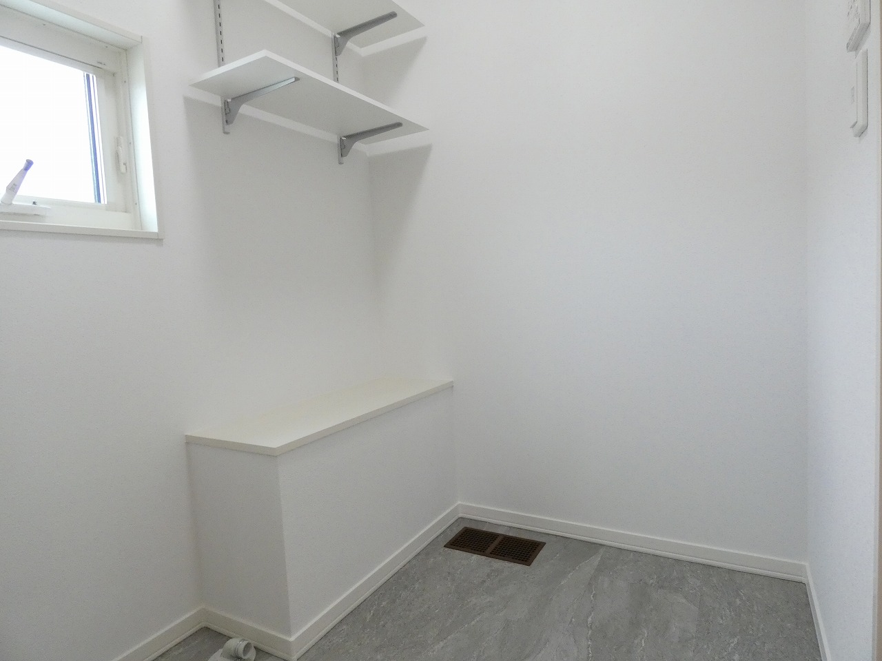 脱衣所には収納もあります（2025.11撮影）