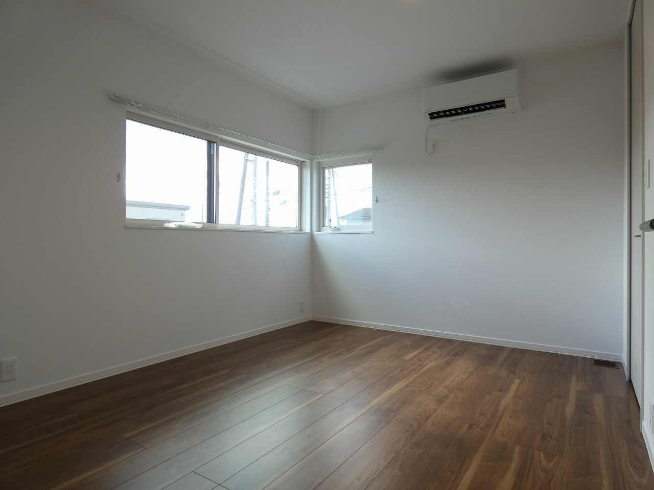 コーナー開口で明るい主寝室（2025.11撮影）