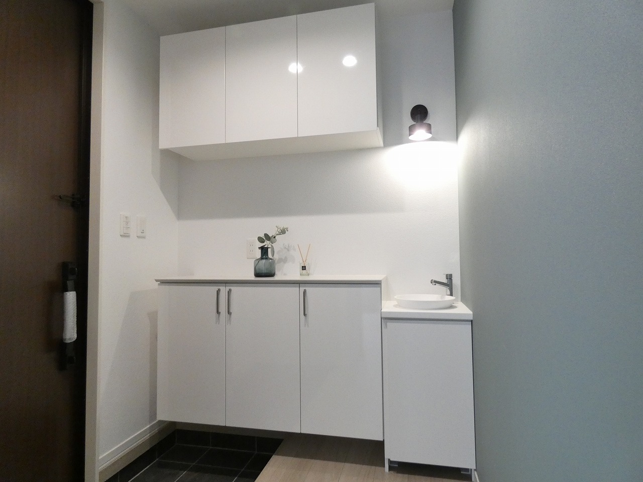 玄関には手洗いを設けました。（2025.11撮影）