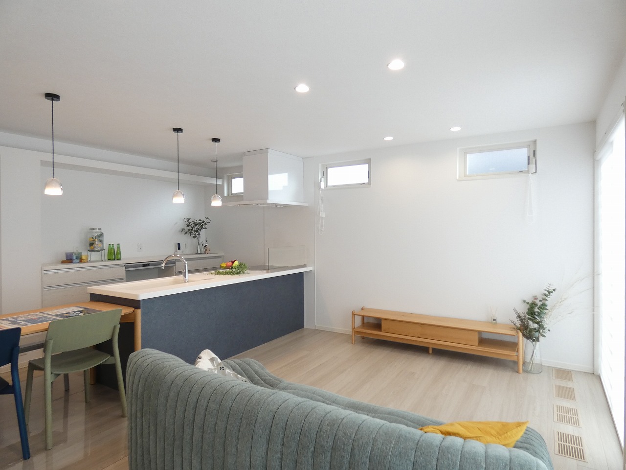 間接照明を設けたダイニングキッチン。（2025.11撮影）