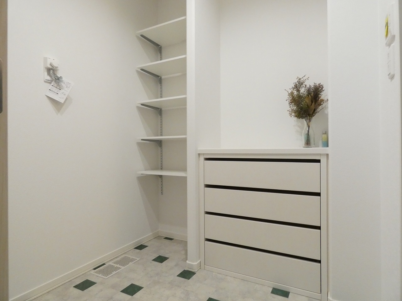 床材にもこだわった脱衣室。（2025.11撮影）