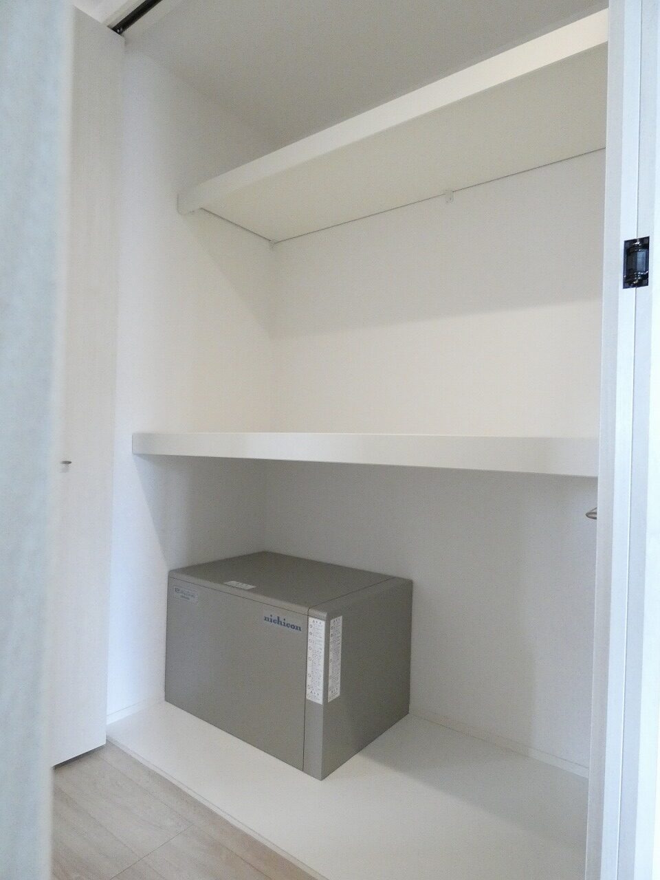 非常時にも安心な蓄電池付きです。（2025.11撮影）