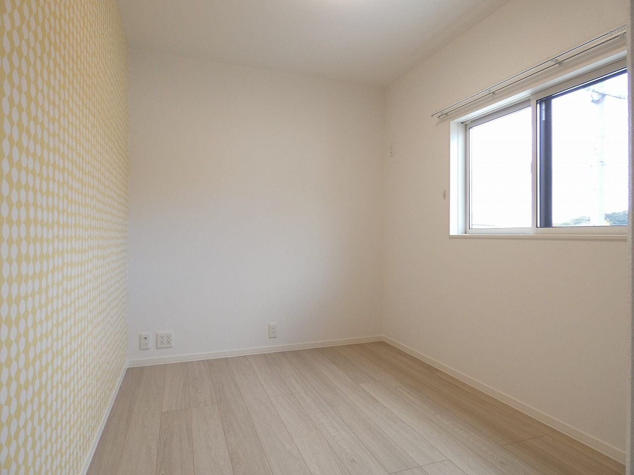 アクセントクロスで明るい雰囲気。（2025.11撮影）