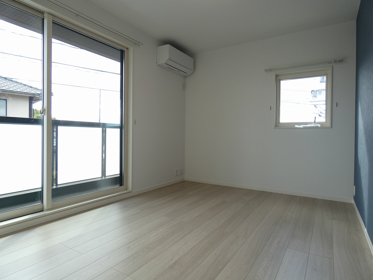 落ち着いたブルーのアクセントクロスです（2025.11撮影）