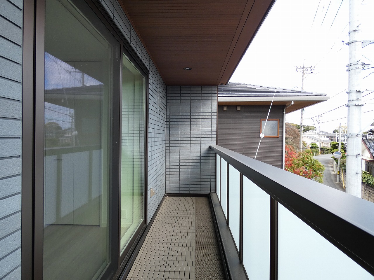 屋根のあるバルコニーです。（2025.11撮影）