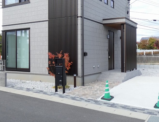 宅配ボックスもあり共働きでも安心です。（2025.11撮影）