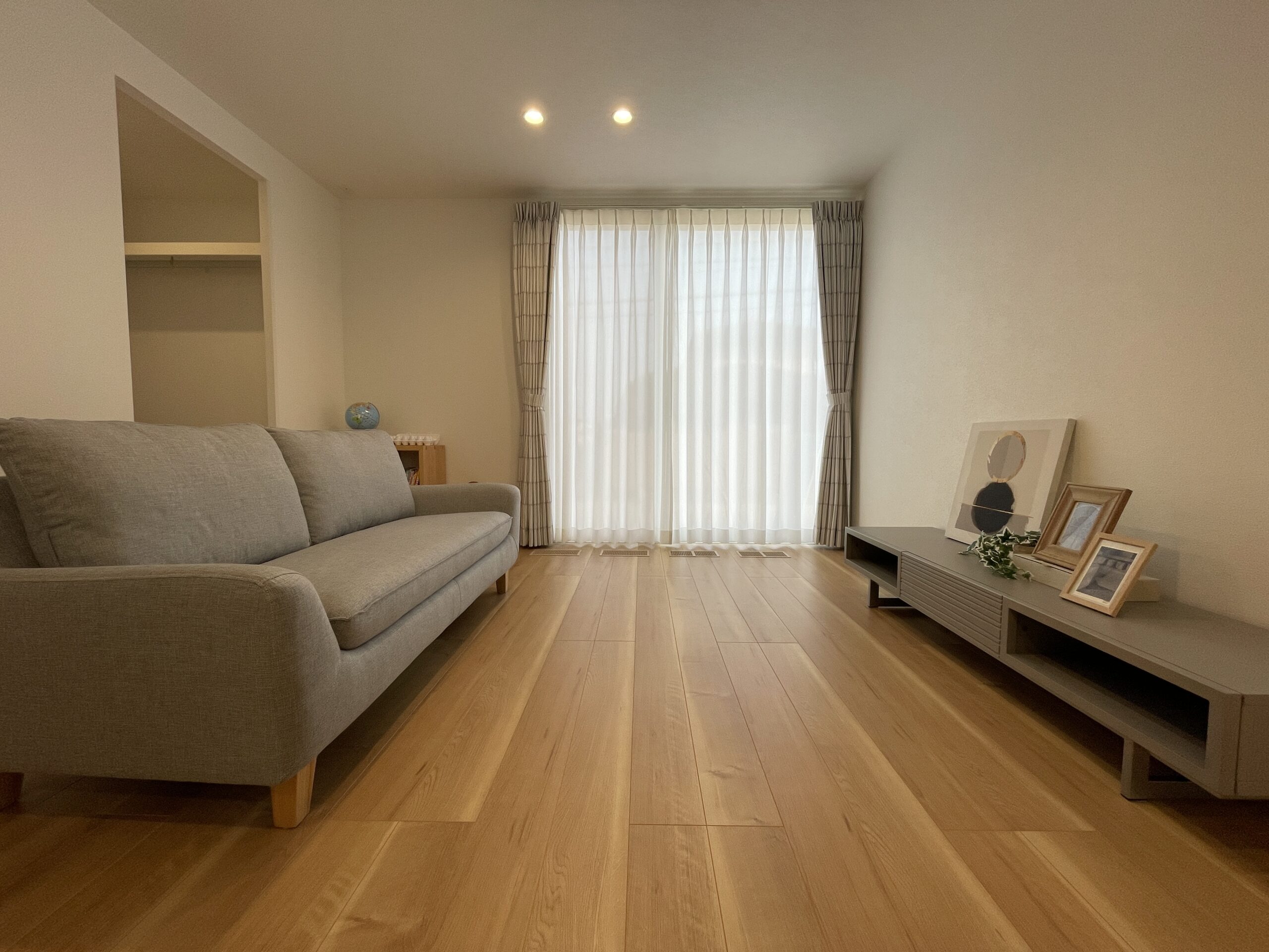 モノトーン調の家具で落ち着いた空間に♪