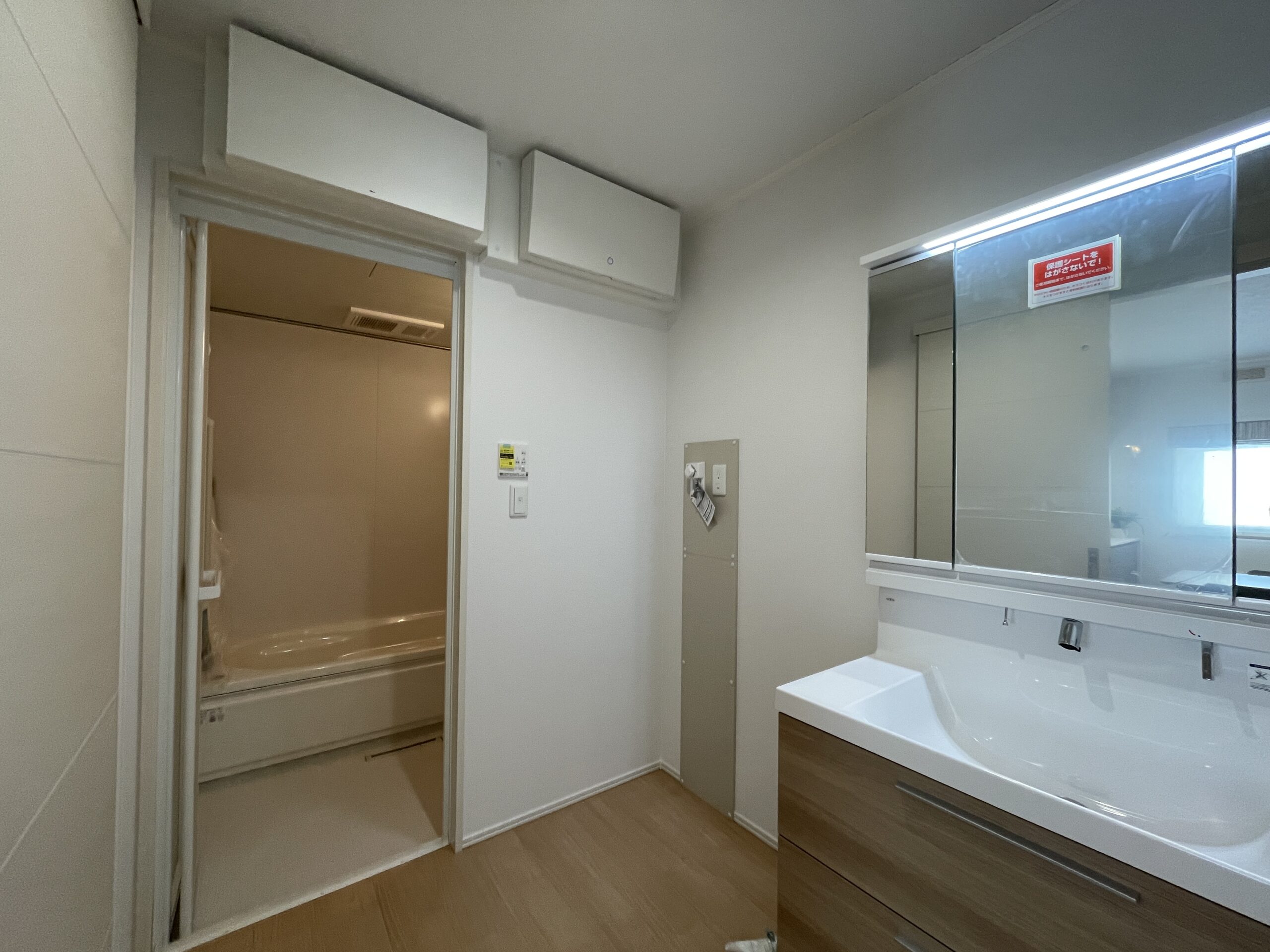 三面鏡の洗面で収納力も豊富です♪