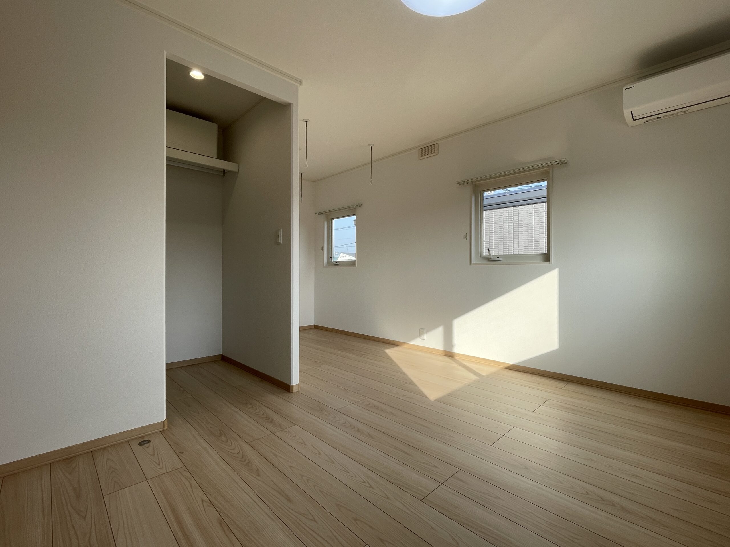 主寝室に備え付けのW.I.Cがあるので片付けもすぐできます♪