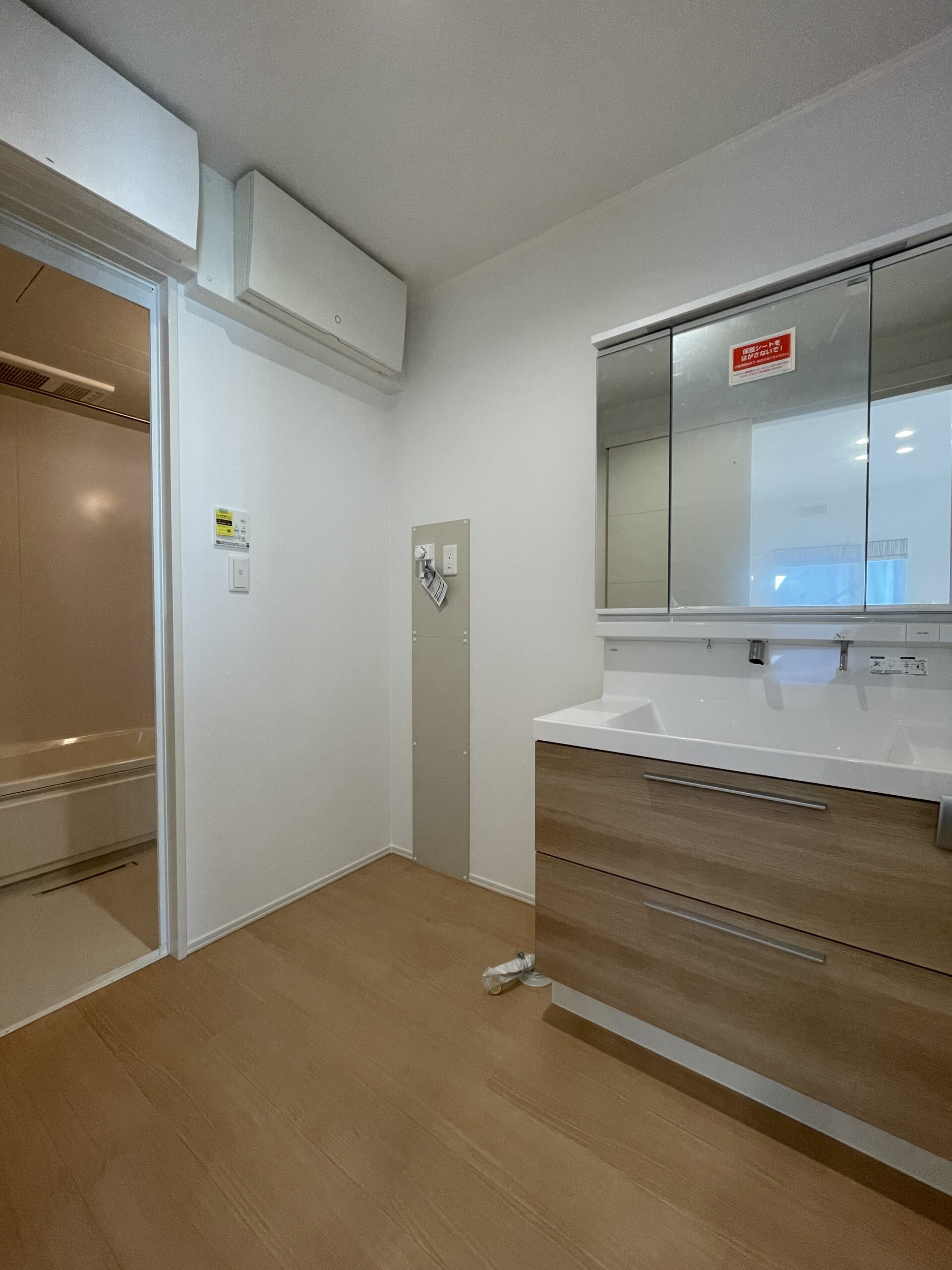 三面鏡の洗面で収納力も豊富です♪