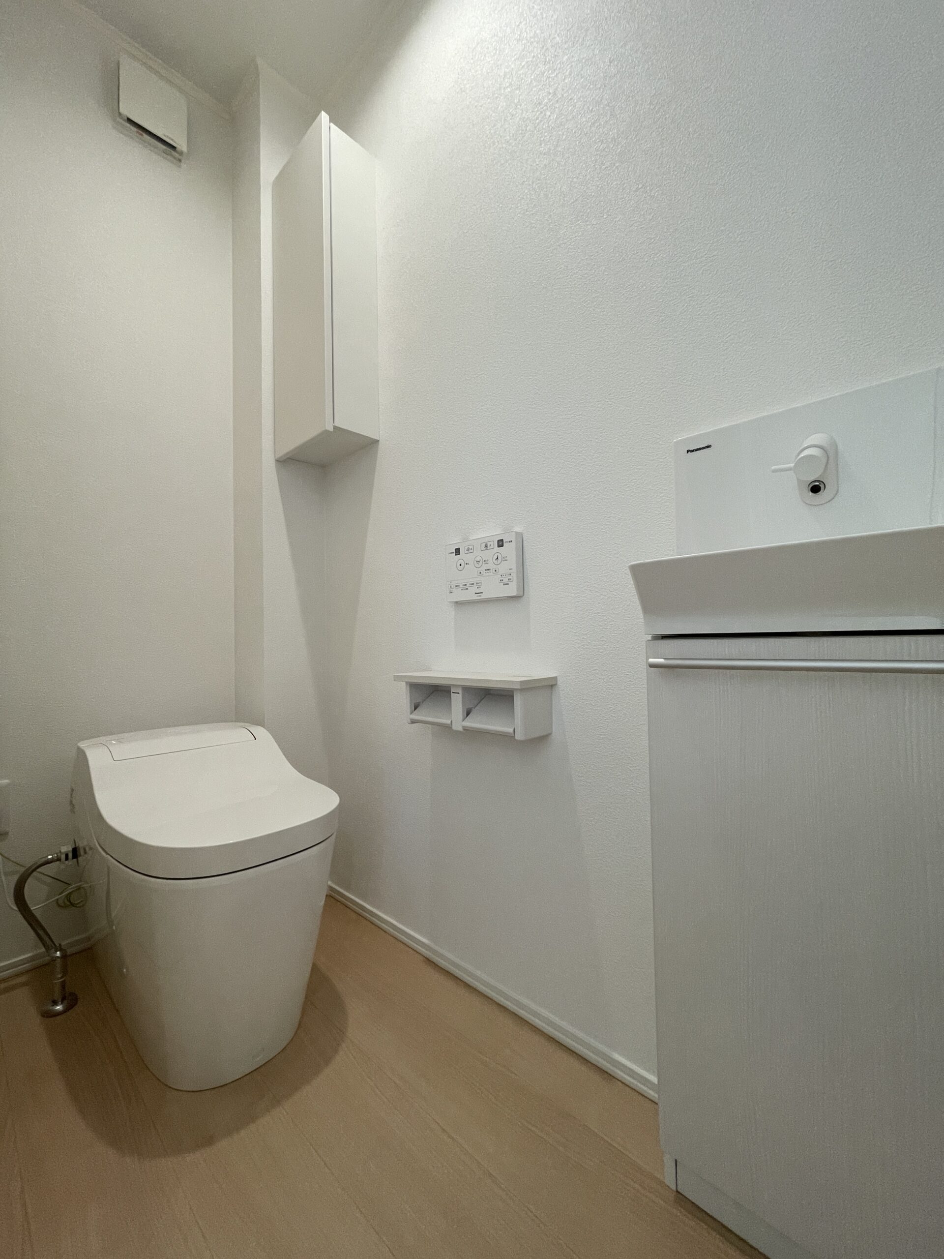 タンクレストイレでスッキリとした印象に♪