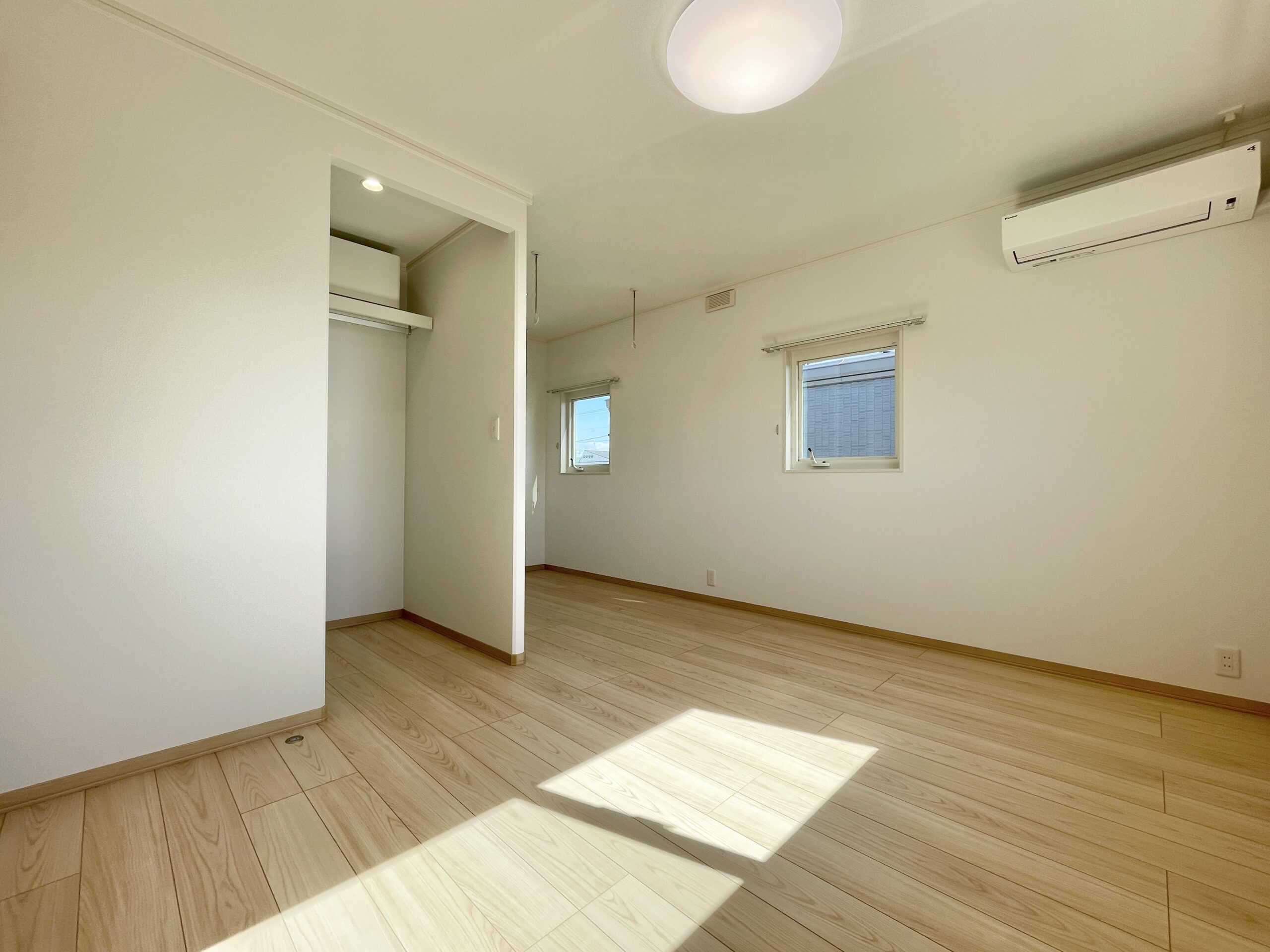 主寝室に備え付けのW.I.Cがあるので片付けもすぐできます♪