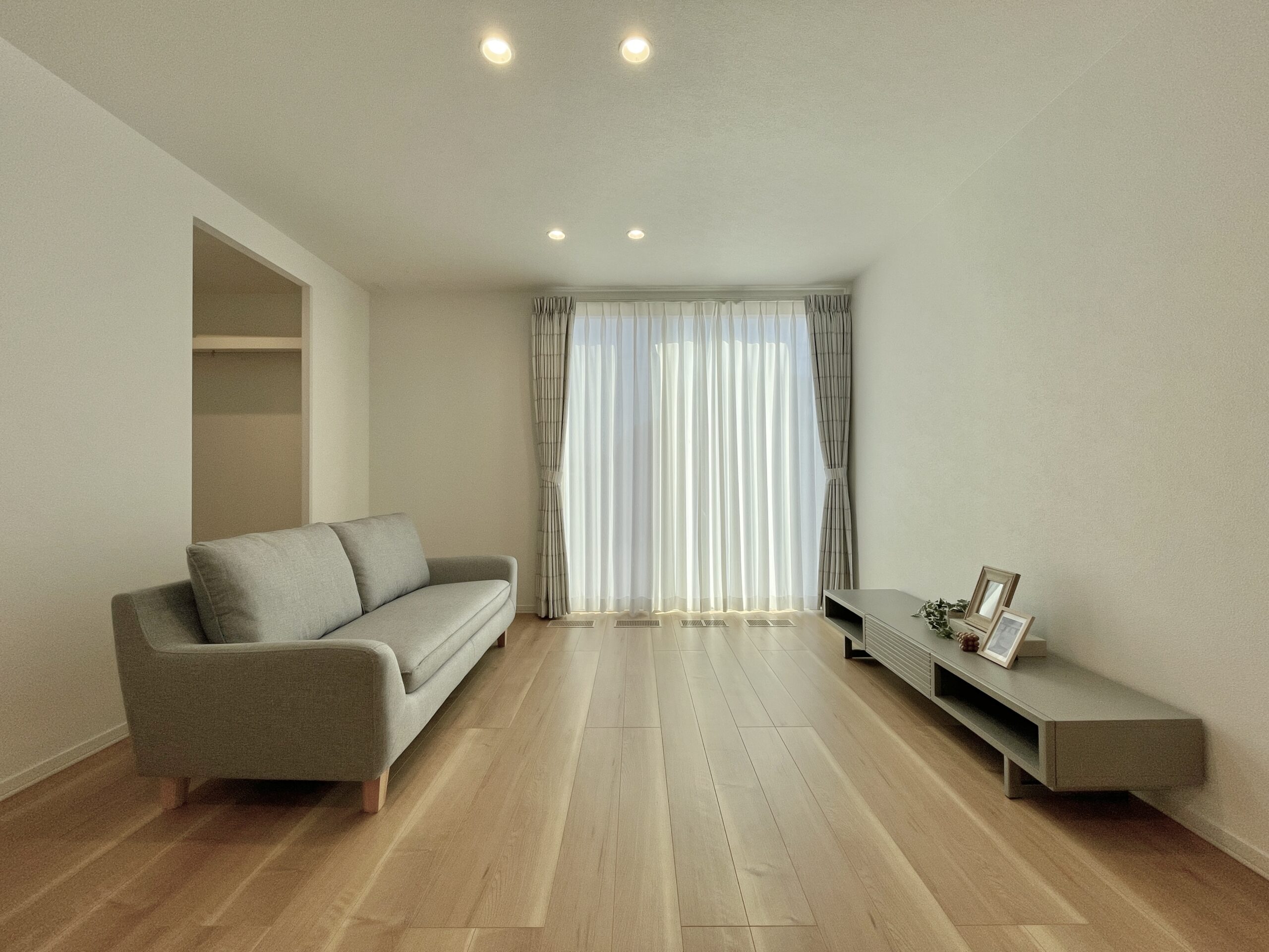 モノトーン調の家具で落ち着いた空間に♪