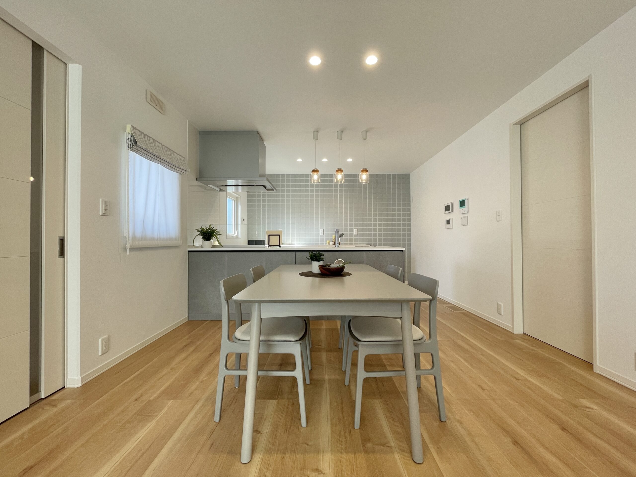 壁、キッチン、ダイニングテーブルに一体感が生まれます♪