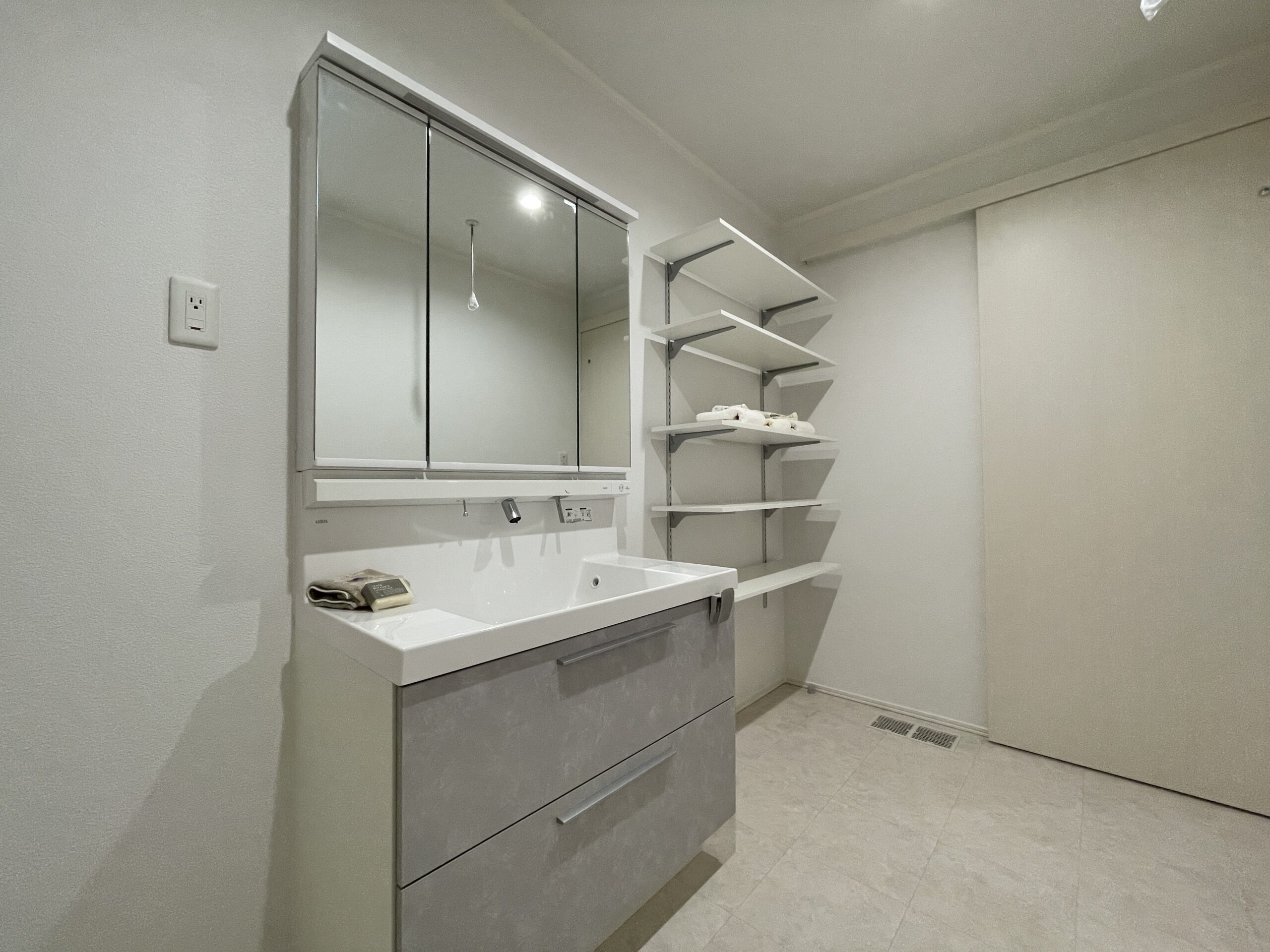 脱衣所に収納棚があり室内干しができる仕様となっています