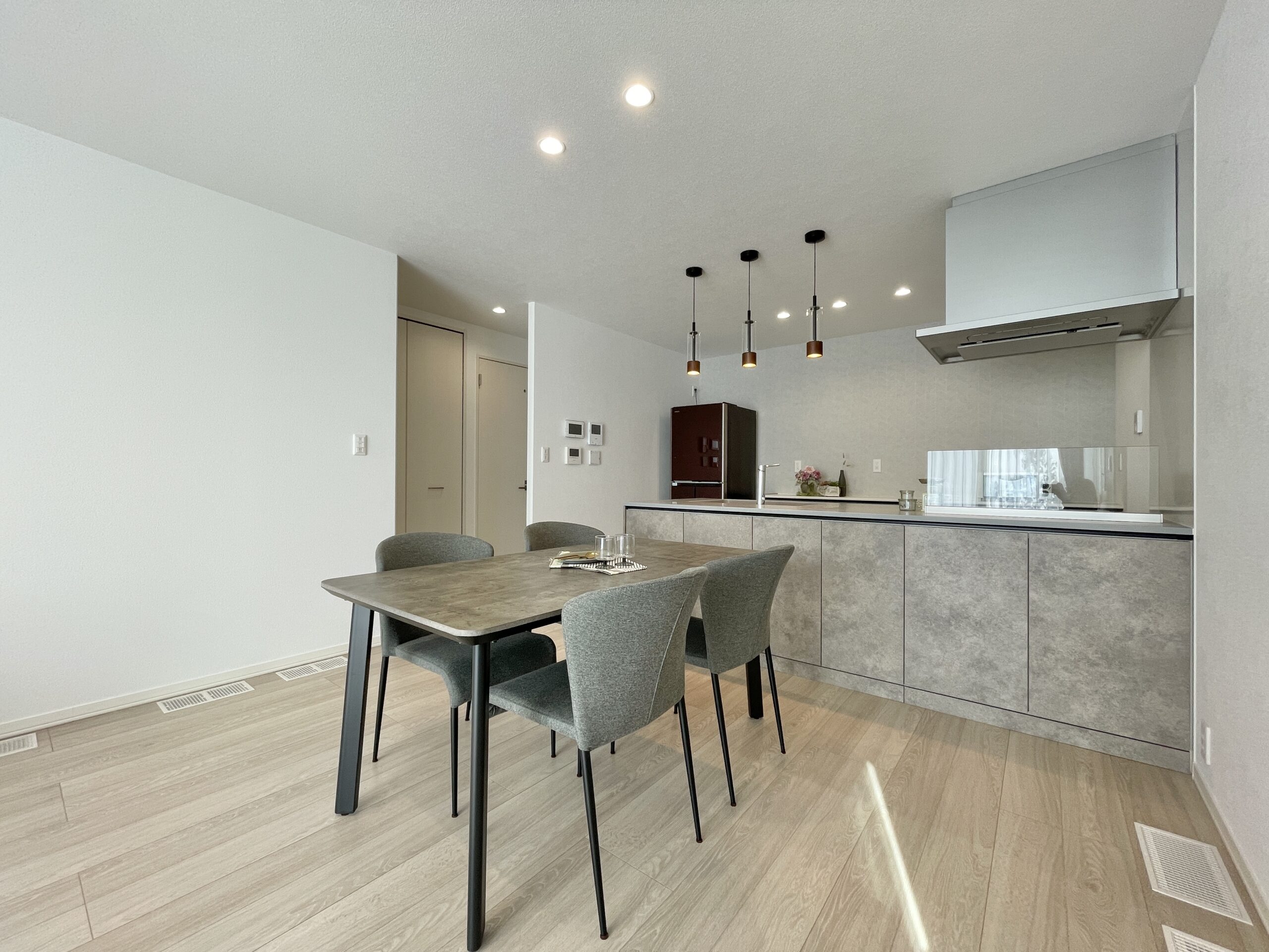 ダイニングは広々な空間でグレー色を基調とした落ち着いた内装