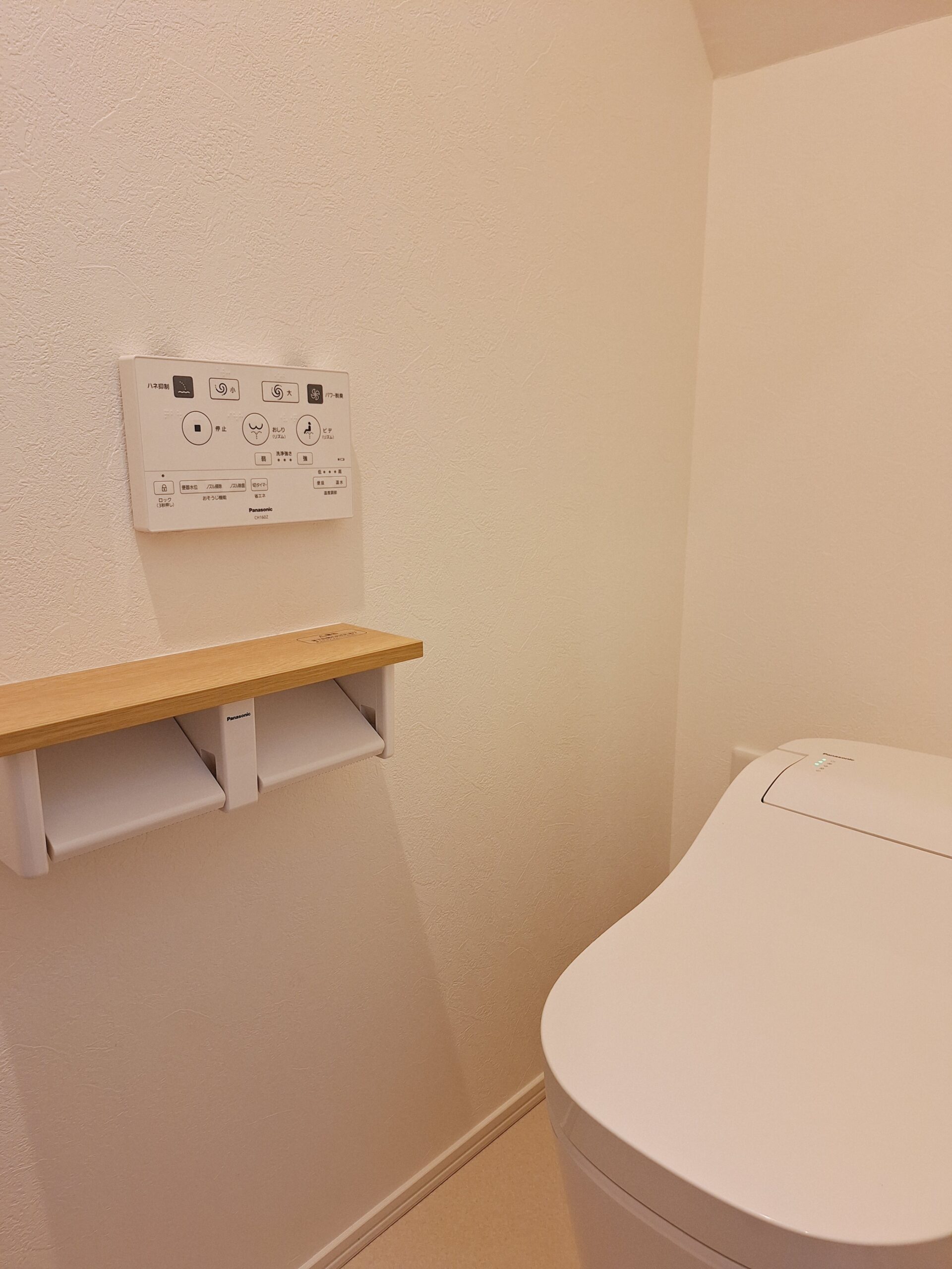 人気のタンクレストイレ。コンパクト手洗いも室内に完備
