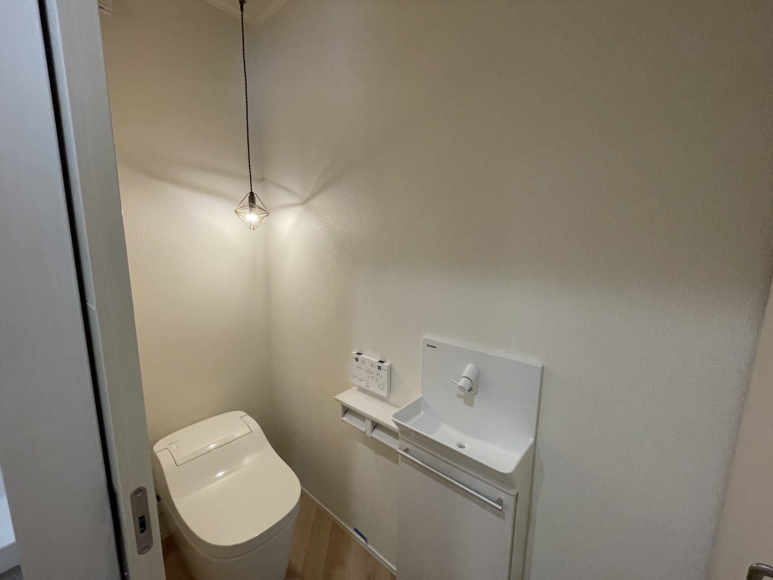 トイレはシンプルな配色にしており、照明の光が落ち着きます
