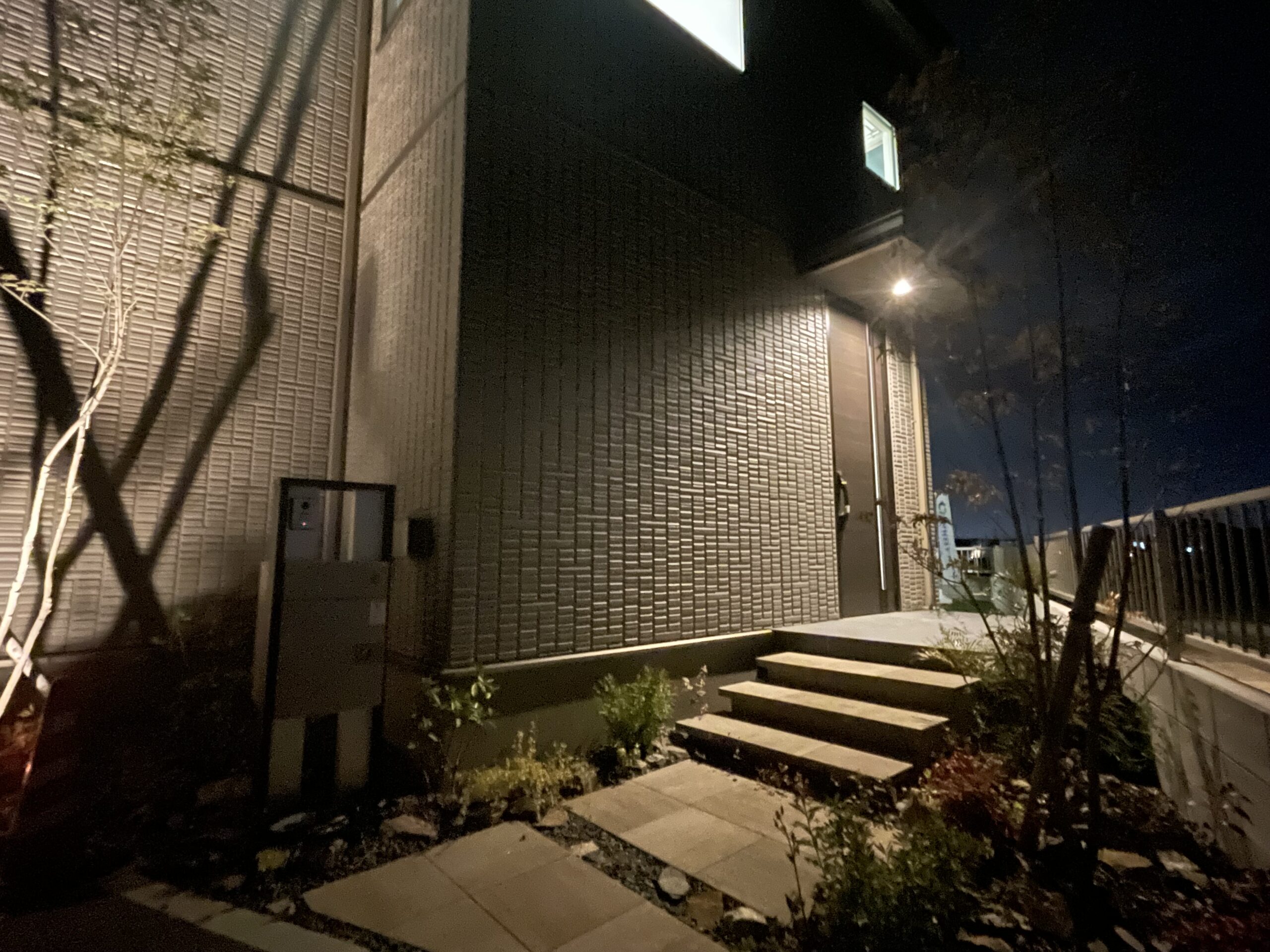 夜になると植栽がライトアップされます♪