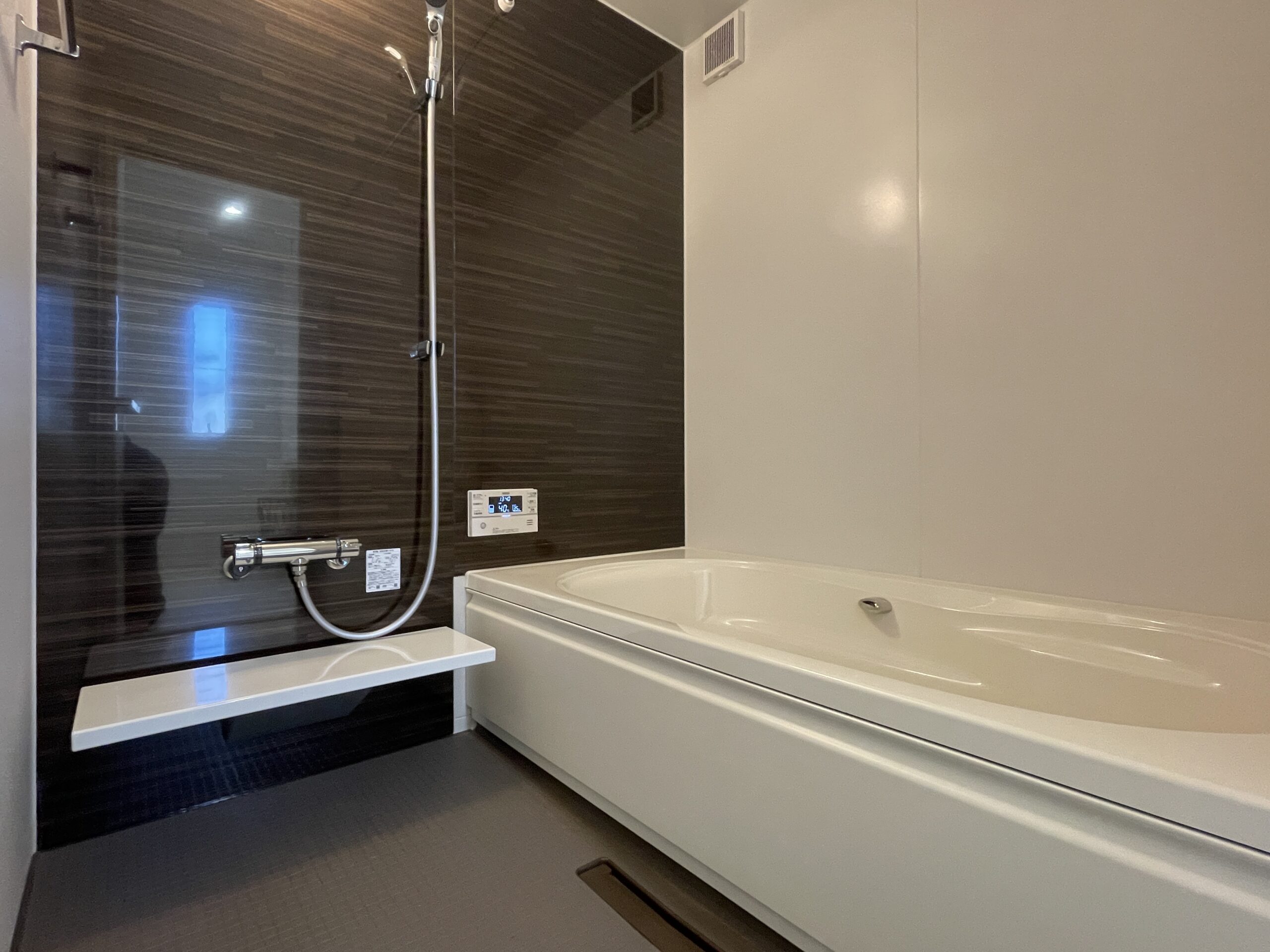 落ち着いた雰囲気の浴室で体を癒せます♪