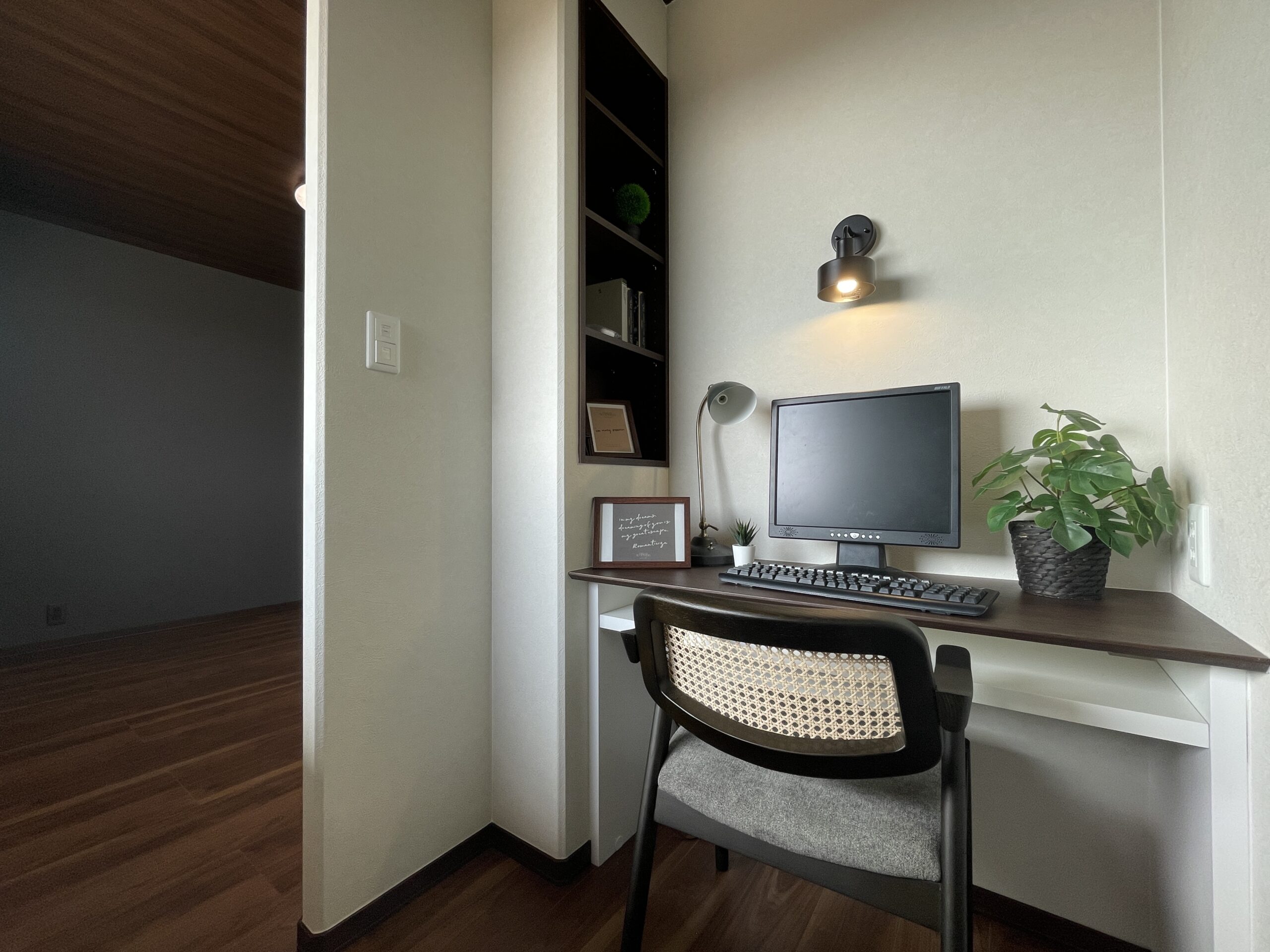 落ち着いた空間の書斎で趣味や仕事に集中できます♪