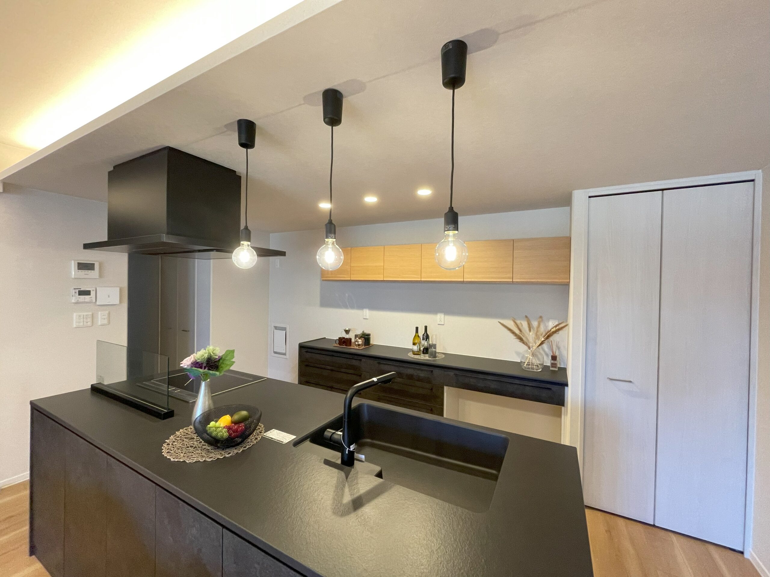 キッチンの間接照明で夜の雰囲気を温かみのある空間に