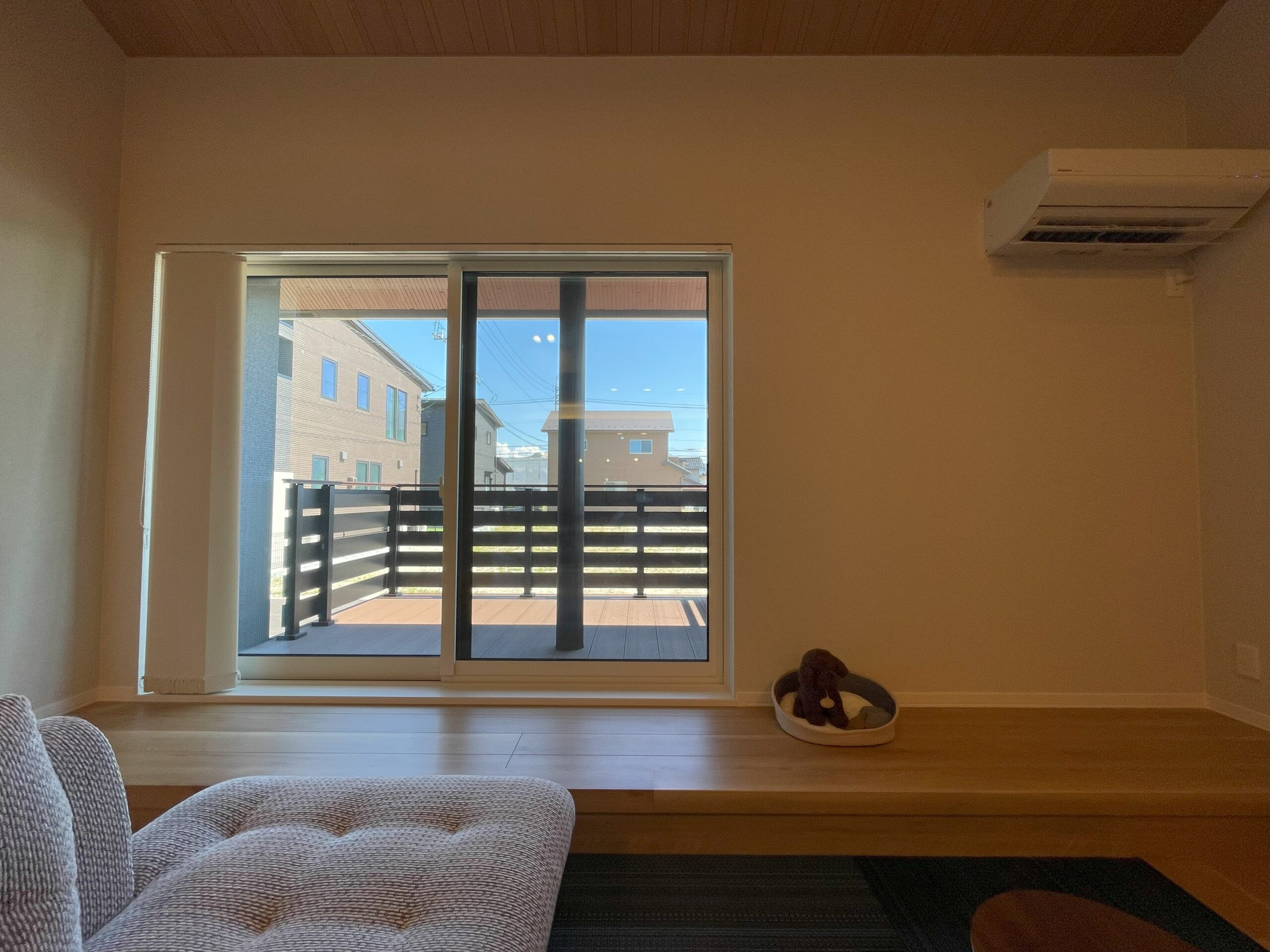 リビングの小上がりからウッドデッキに繋がる「ウチ・ソト」空間