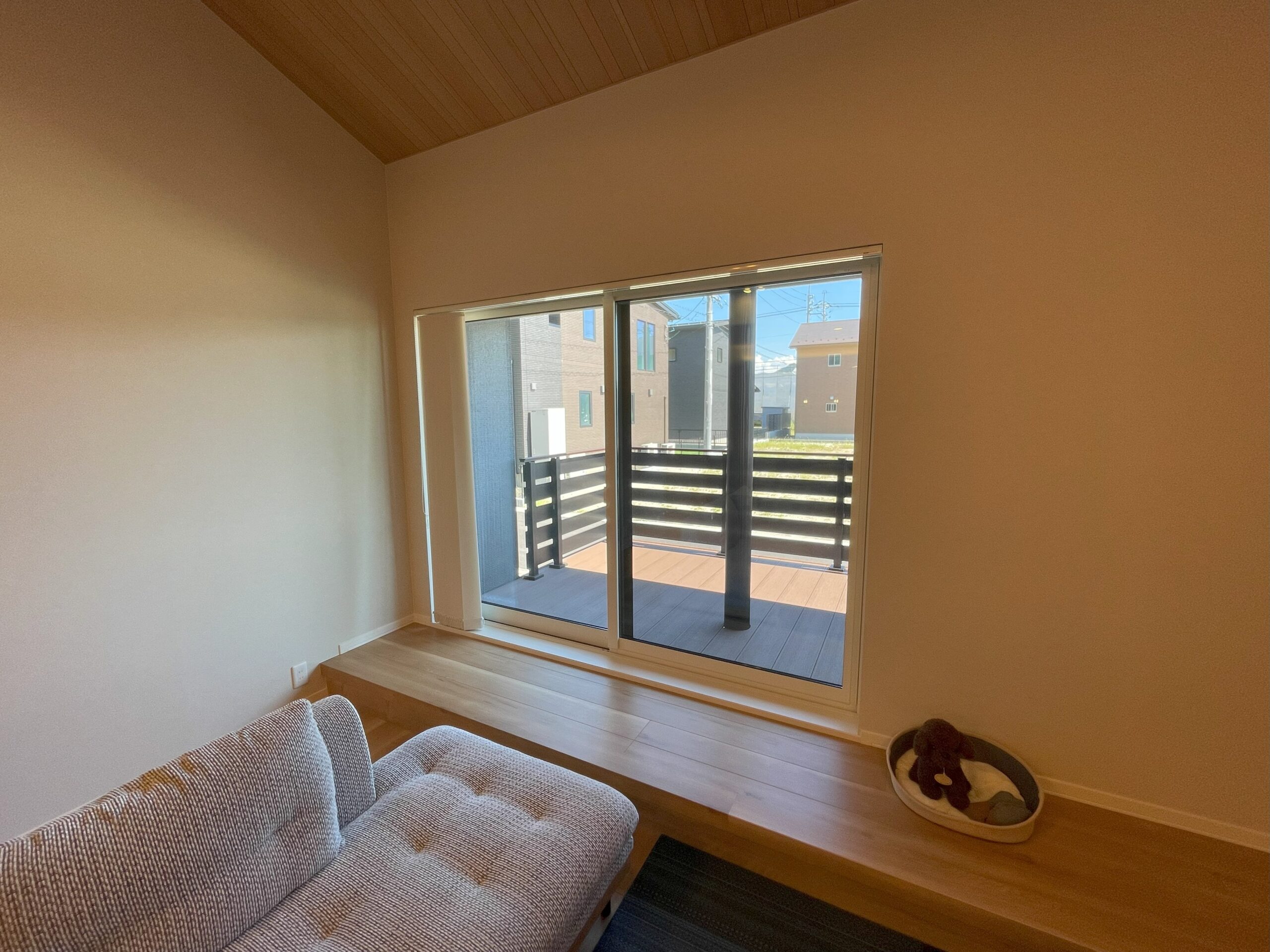 リビングから繋がるウッドデッキはワンちゃんの快適空間