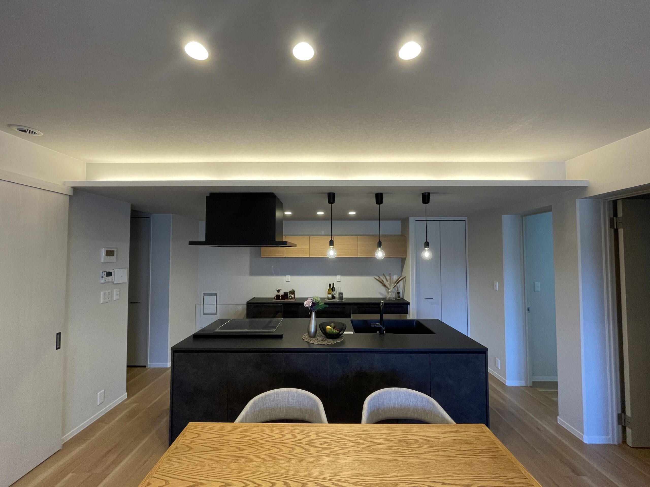 傾斜天井でリビングソファに座った際の開放感を演出