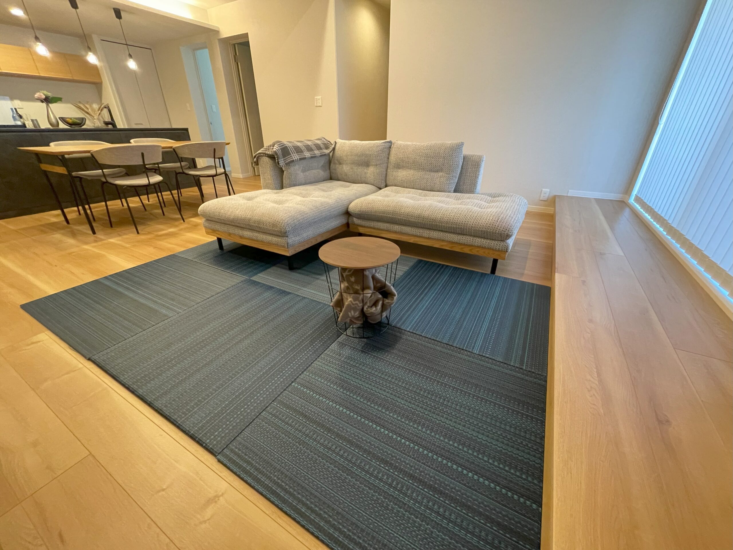 リビングの小上がりも寛ぎのスペースに