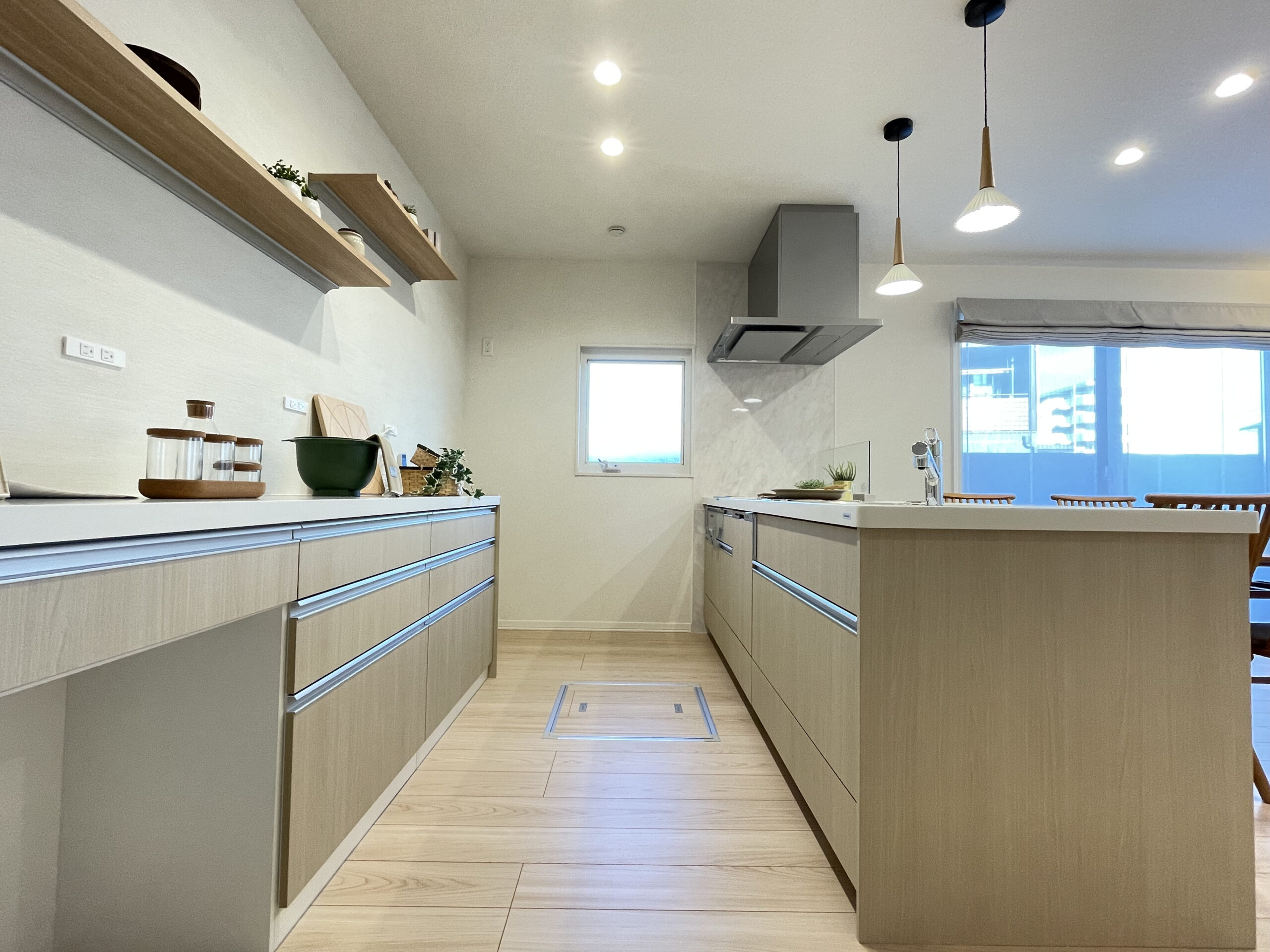 収納をたっぷり確保！棚にはお好きな調度品を飾れます。