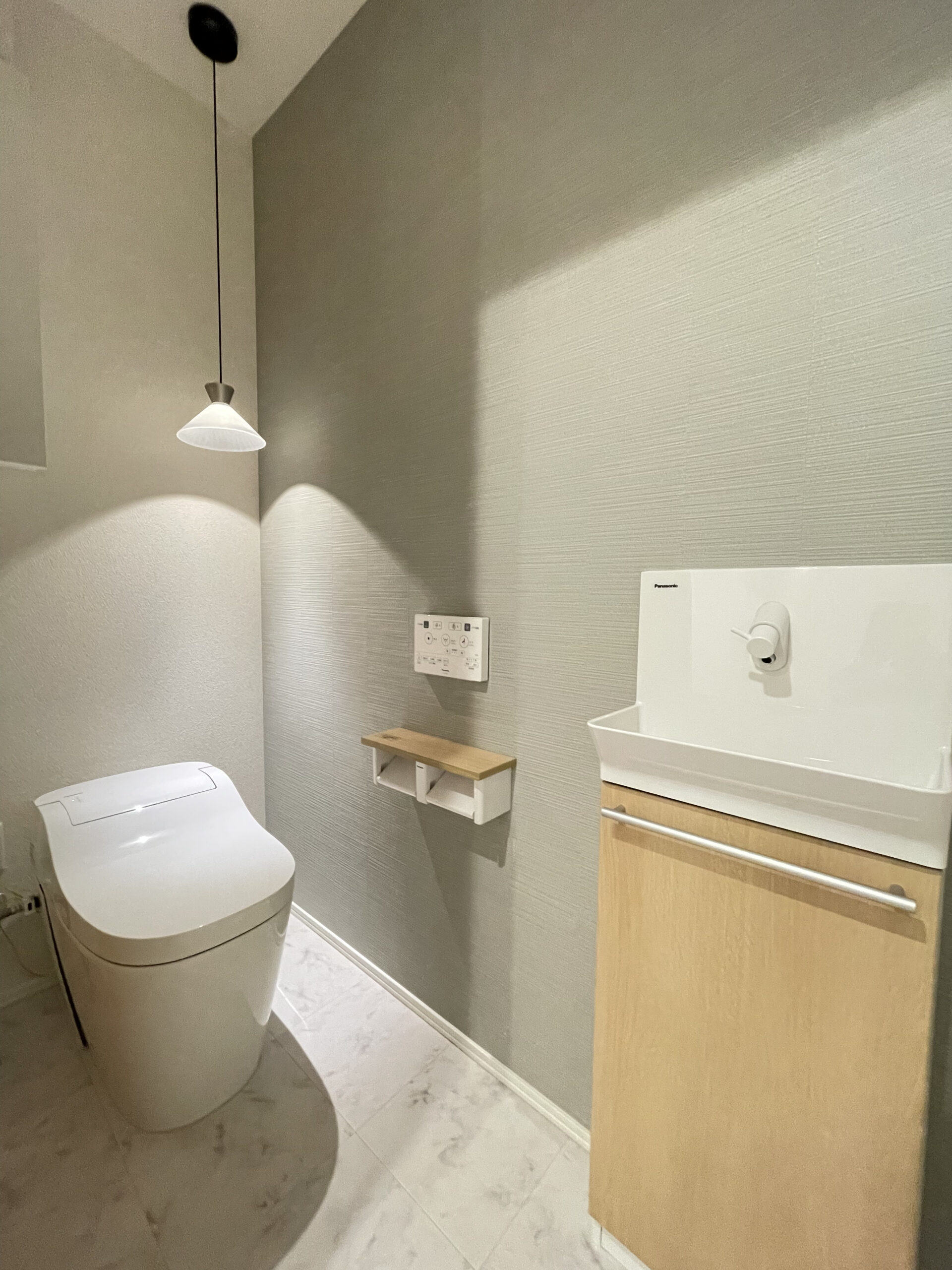 アクセントクロスと照明でまるでカフェのようなトイレに♪
