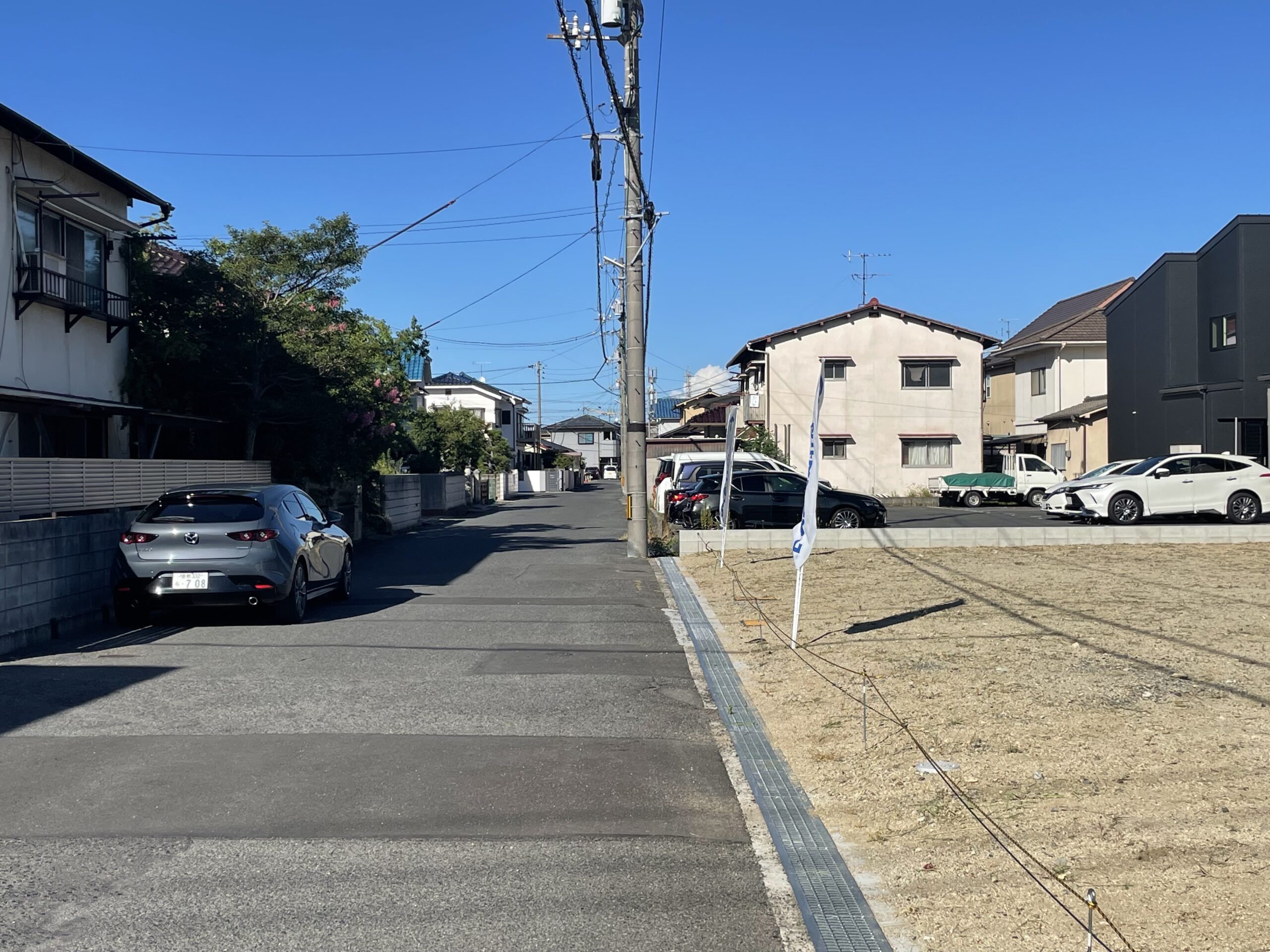北側前面道路は6ｍ幅ありますので、駐車も楽々です♪