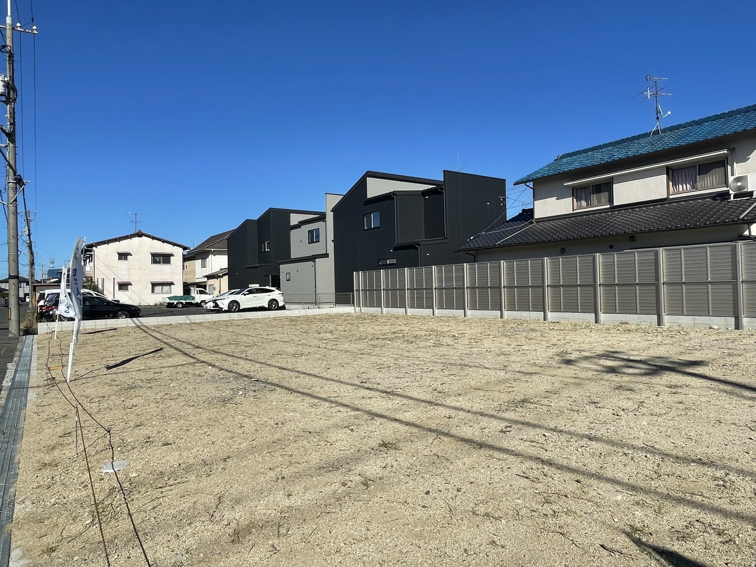東側隣地は契約駐車場の為、日当たり良好です。