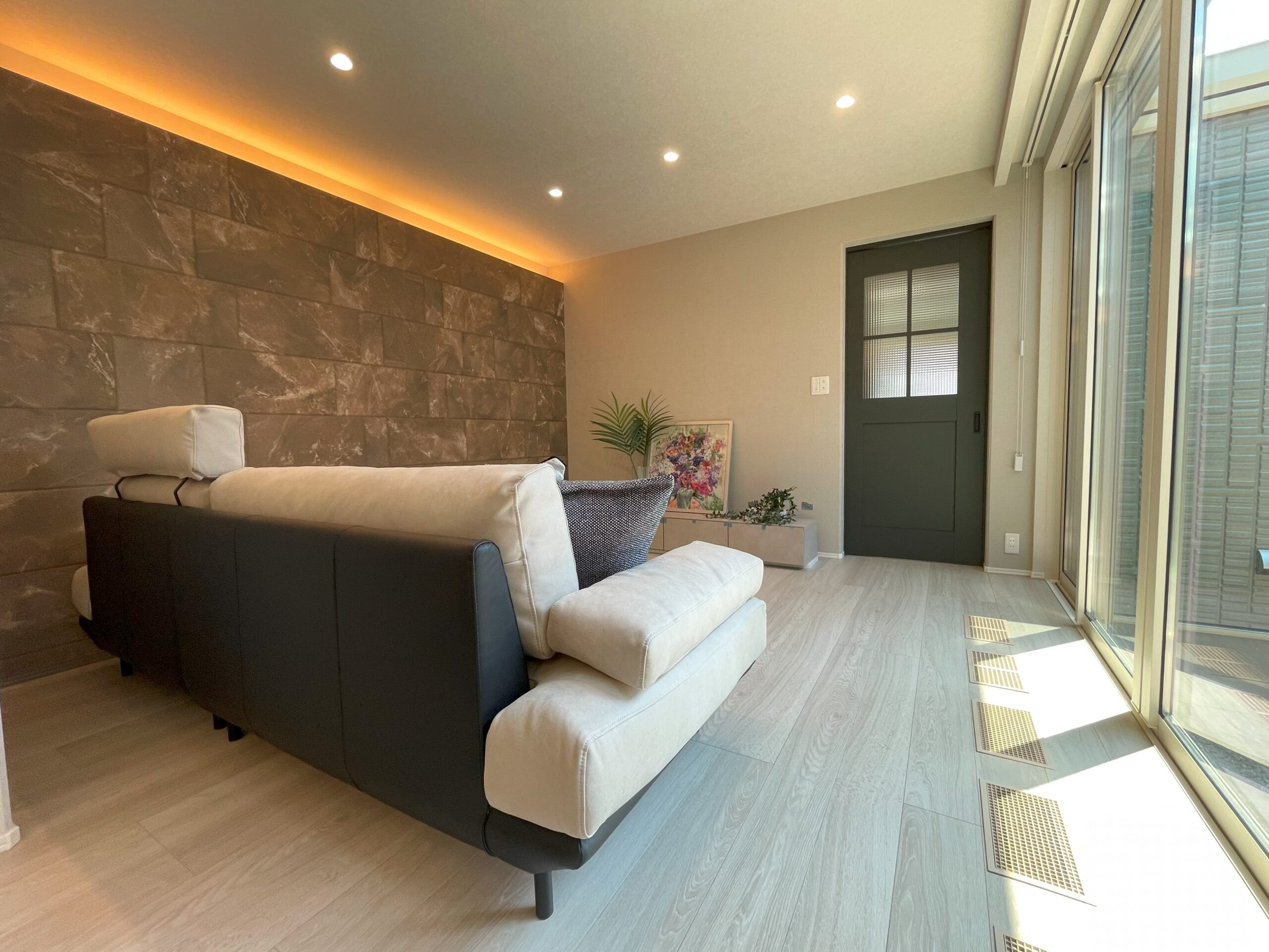 間接照明とエコカラットが映えるラグジュアリーな内装です♪