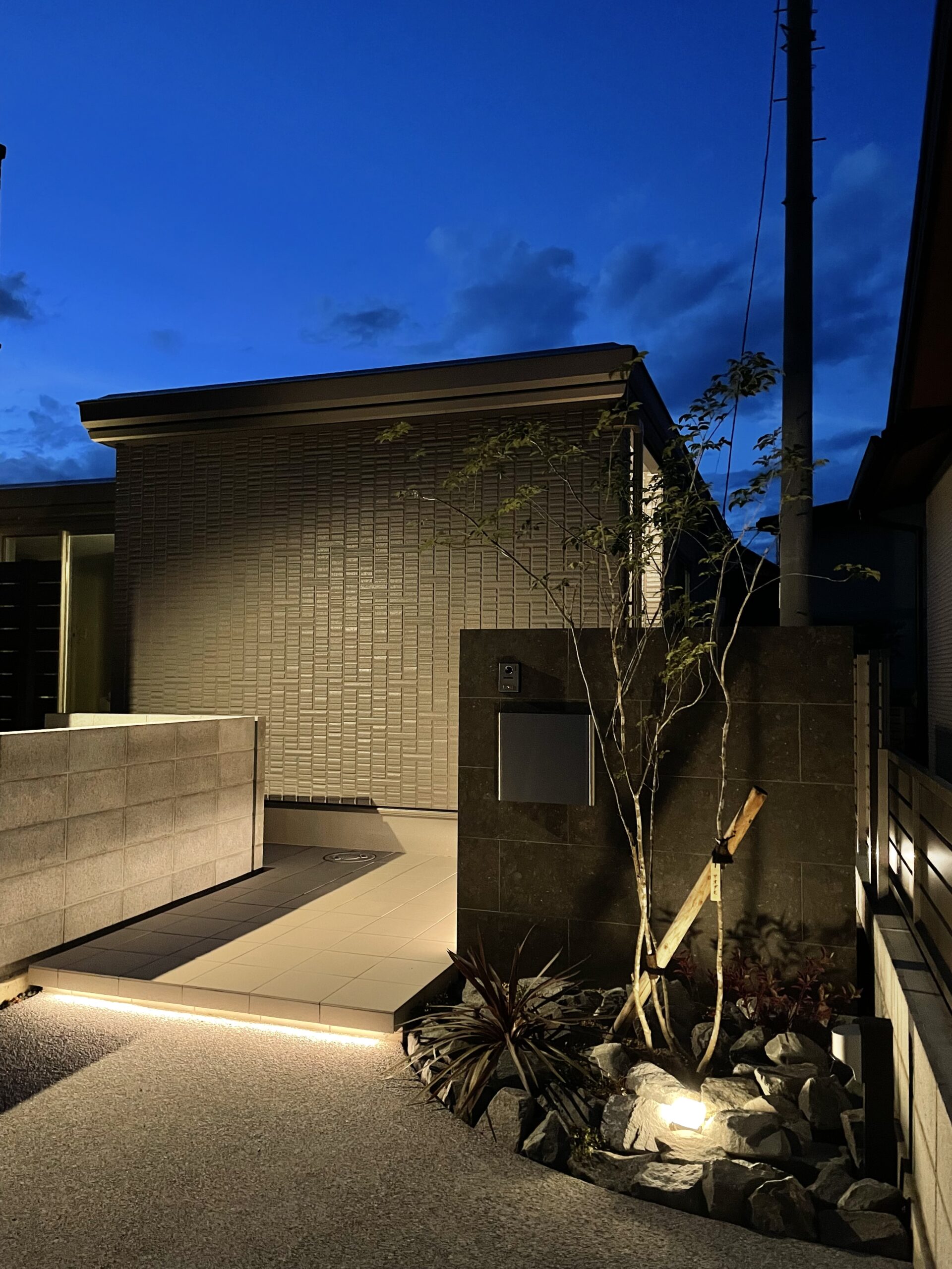 夜は間接照明が美しくライトアップされます