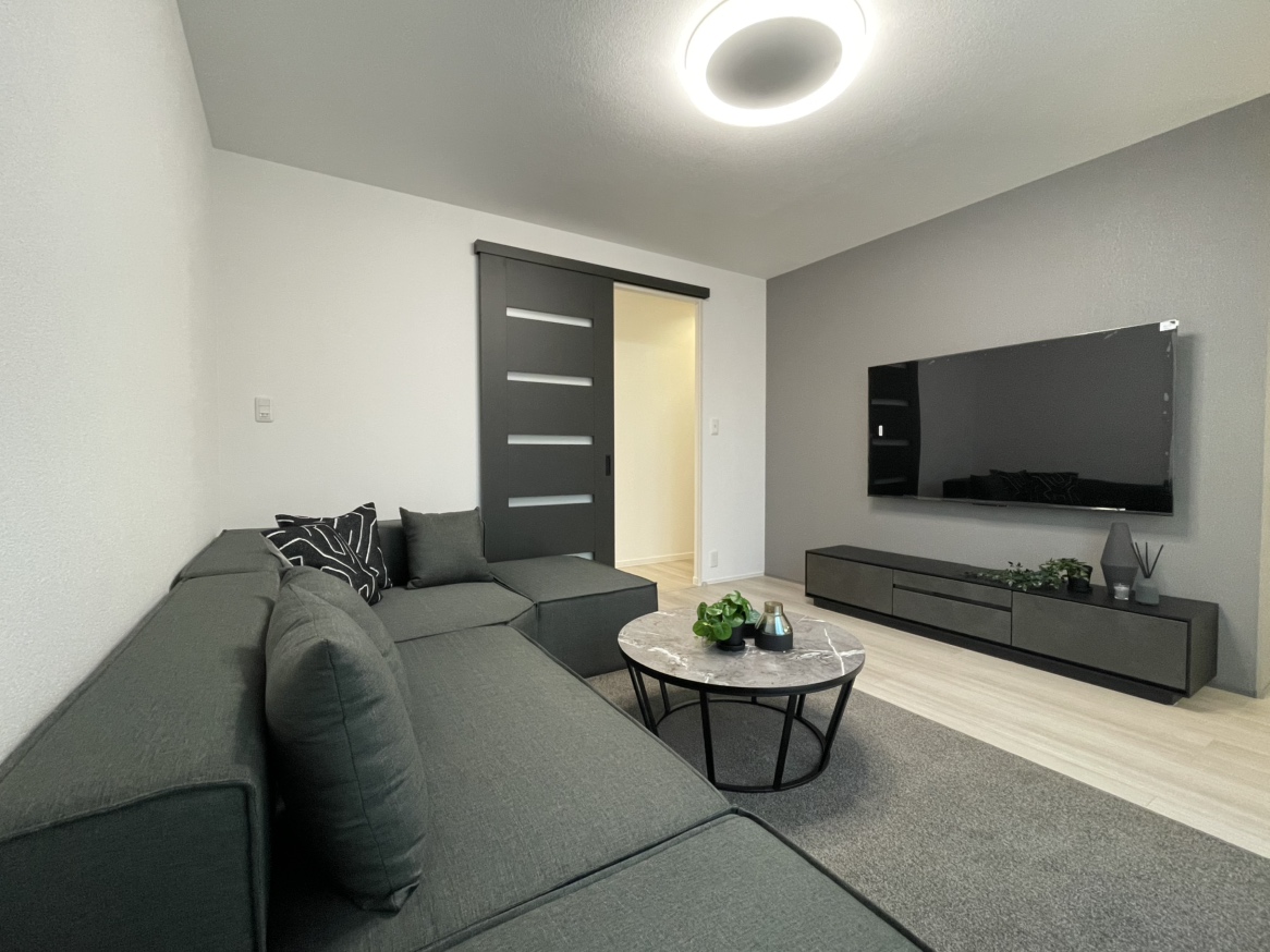 モノトーンでモダンなリビングになっております！