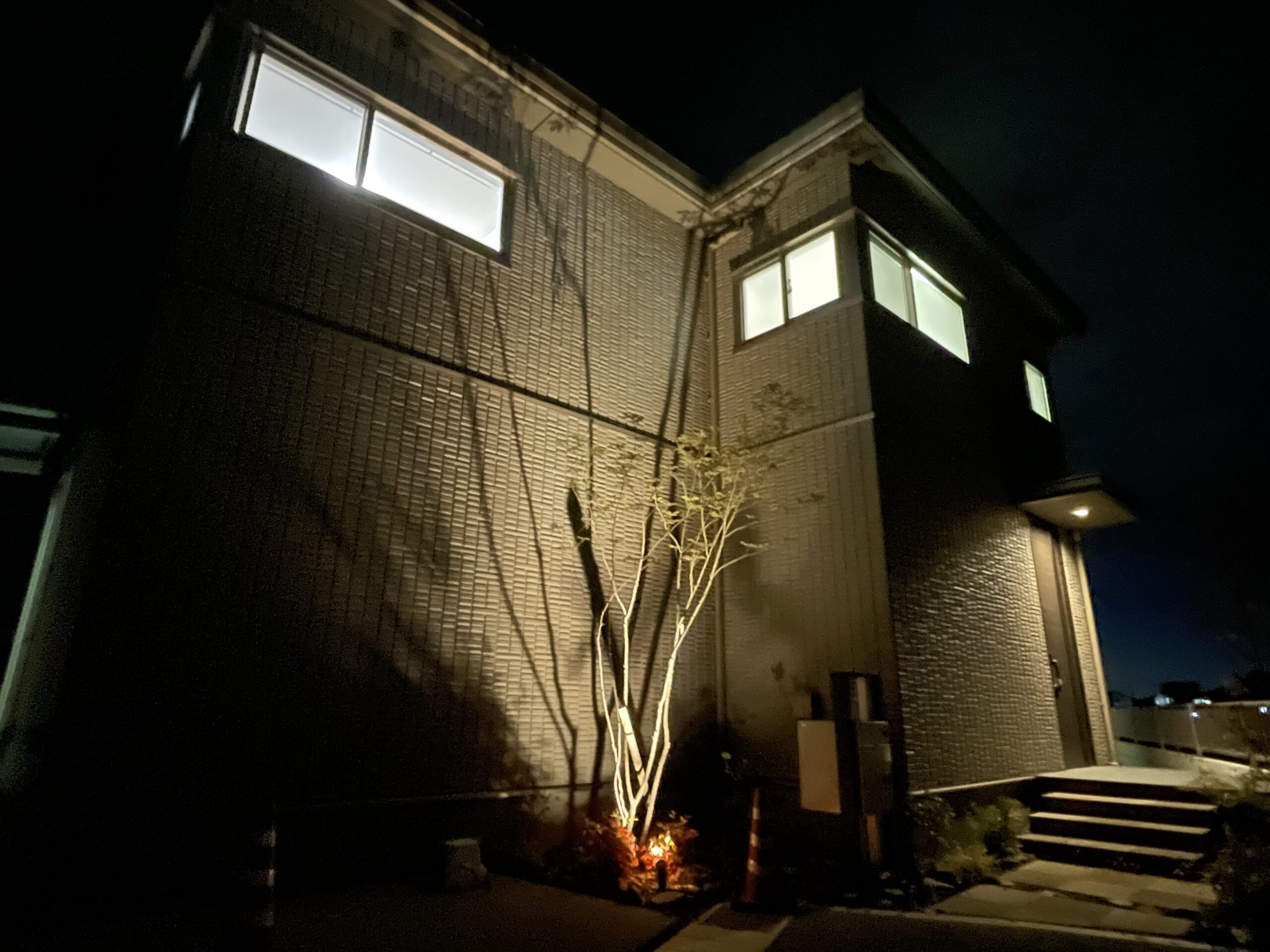 夜の外観です。昼よりより一層スタイリッシュな外観になります♪