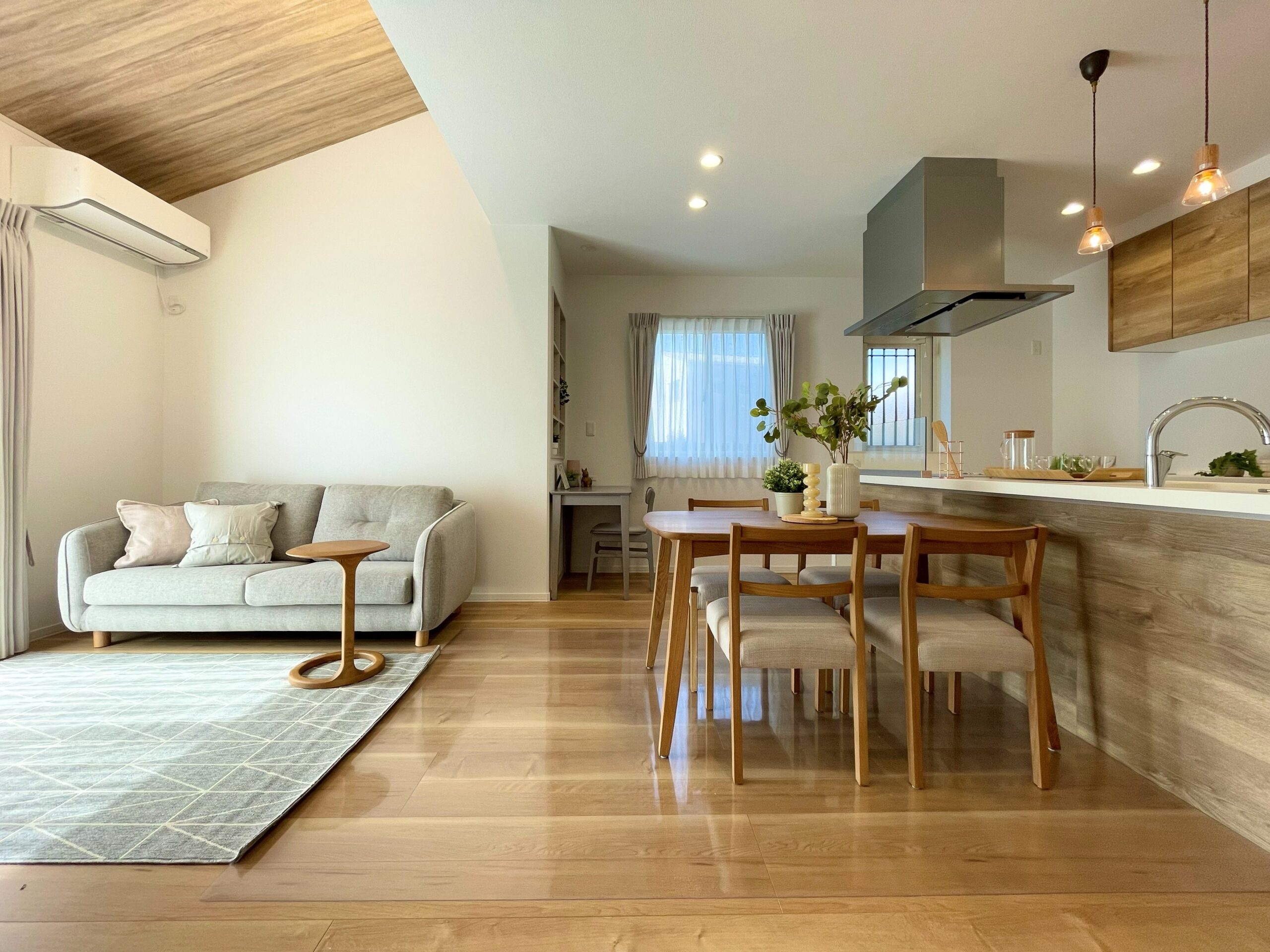 家中を見渡せる、キッチンを中心とした間取り