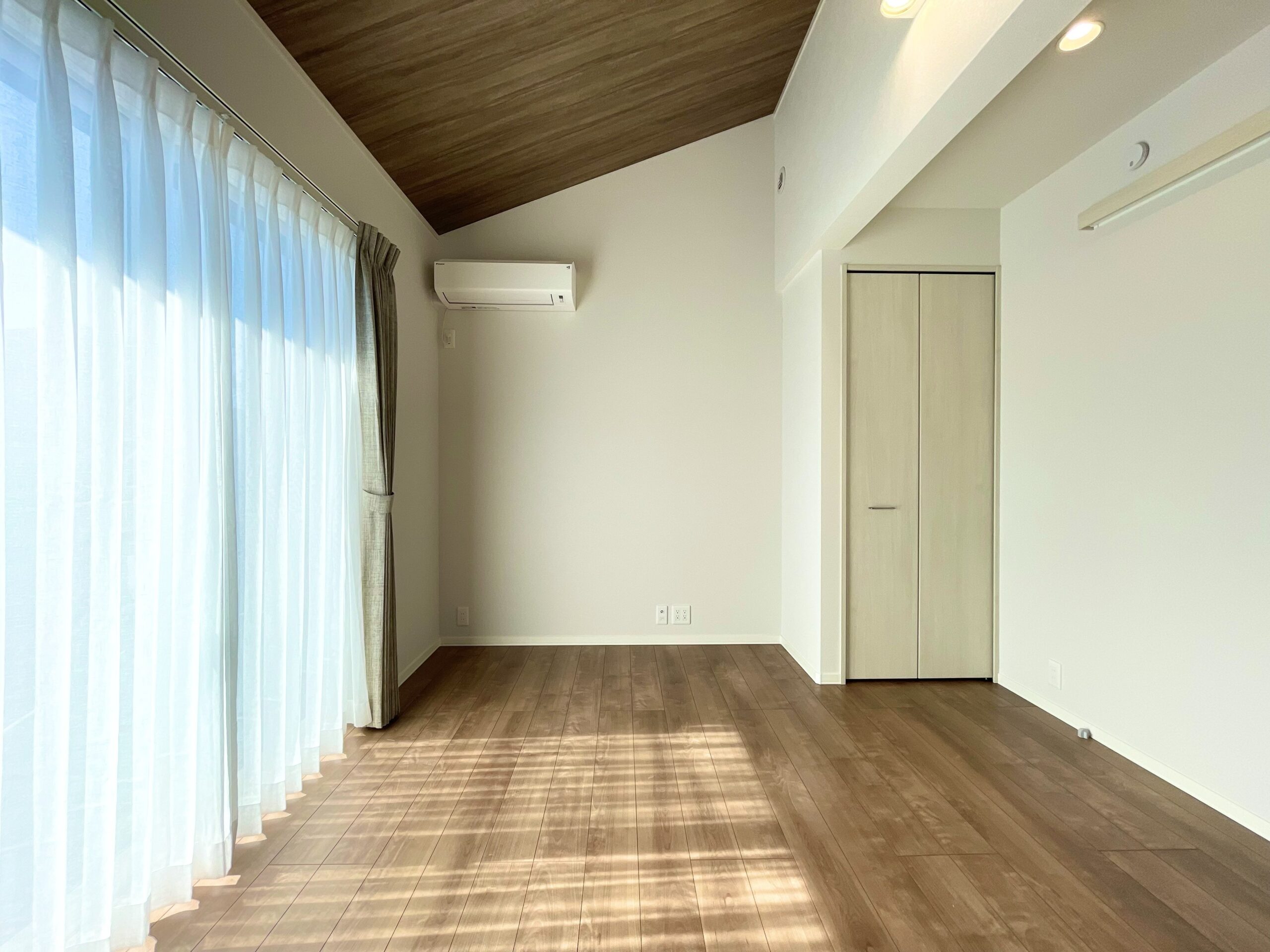 グレーを基調とした内装の落ち着いた空間です