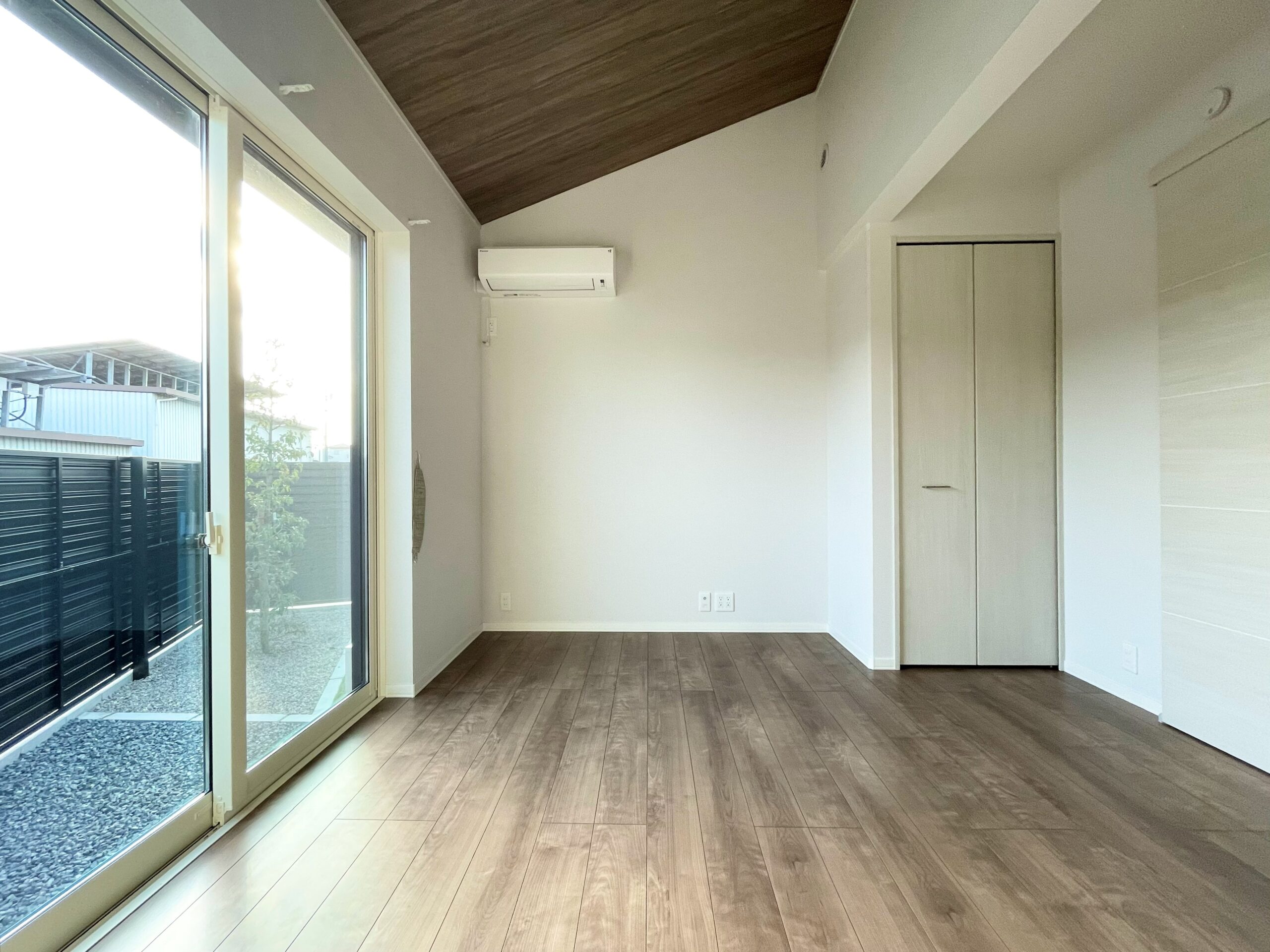 勾配天井のある寝室 ※撮影日：2025年10月