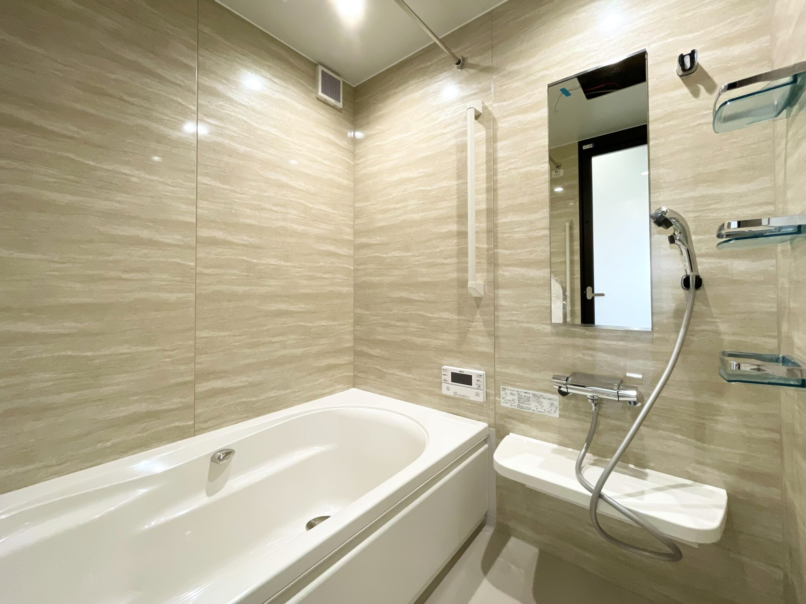 ベージュを基調として清潔感のある浴室。浴室乾燥暖房機も搭載。